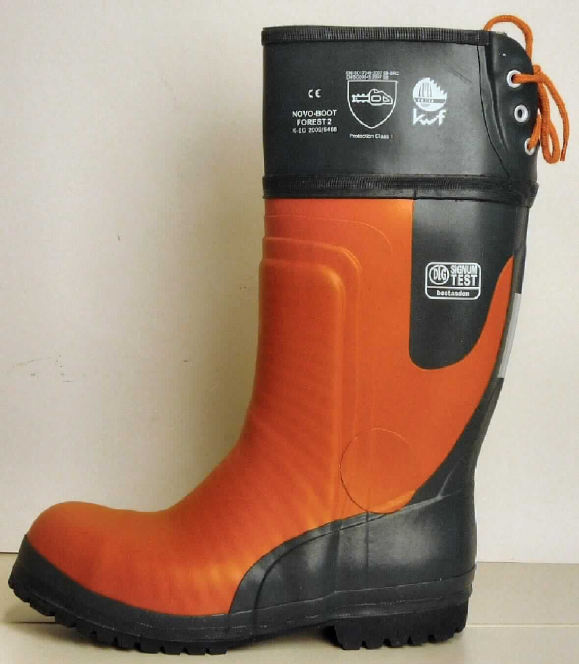 Stiefel (lt. Antrag: "Waldarbeiter-Gummistiefel", Foto siehe Anlage)
- wasserdicht,
- mit Laufsohlen und Oberteil aus Kautschuk (u. a. Spinnstoff mit einer mit dem bloßen 
  Auge wahrnehmbaren Außenschicht aus Kautschuk; nicht durch Nähen, Nieten, 
  Nageln, Schrauben, Stecken oder ähnliche Verfahren zusammengefügt),
- mit Schnürsenkelverengung am oberen, hinteren Schaftbereich, 
- mit einem Schutz aus Kunststoff in der Vorderkappe,
- den Knöchel, jedoch nicht das Knie bedeckend

"Wasserdichte Schuhe mit Laufsohlen und Oberteil aus Kautschuk, bei denen 
 weder das Oberteil mit der Laufsohle noch das Oberteil selbst durch Nähen, 
 Nieten, Nageln, Schrauben, Stecken oder ähnliche Verfahren zusammengefügt ist, 
 ohne Metallschutz in der Vorderkappe, den Knöchel, jedoch nicht das Knie bedeckend"