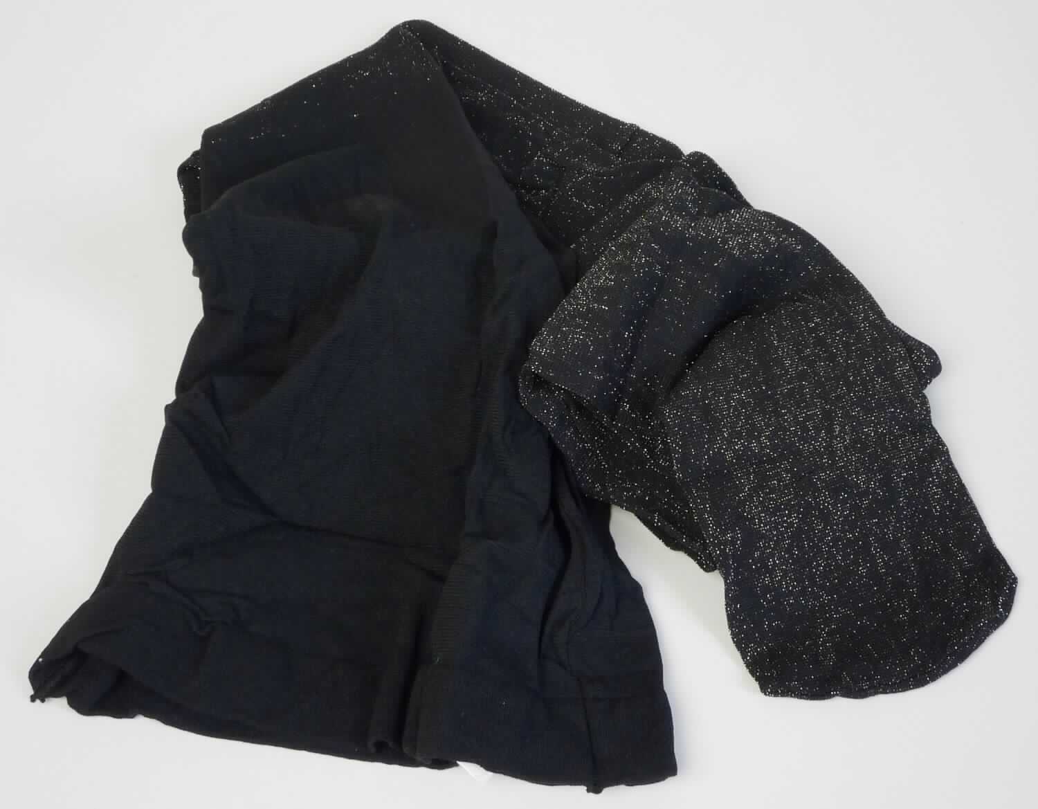 Strumpfhose, sog. Strick Damen Strumpfhose, Art. RSAPHS, Größe XS/S, Foto siehe Anlage,
- in einem bedruckten Polybeutel mit Aufhänger verpackt,
- aus ca. 0,4 mm dicken, buntgewirkten Gewirken,
- laut Untersuchungsergebnis:
-- aus gewichtsmäßig vorherrschend synthetischen Chemiefasern:
--- Gimpen der Position 5606 bestehend aus einem mit einem Garn aus synthetischen Filamenten umwickelten 
    Elastomergarn (Titer ca. 100 dtex; gewichtsmäßig überwiegendes Einfachgarn) und
--- Garnen aus synthetischen Filamenten, 
-- sowie metallisierten Garnen der Position 5605 bestehend aus einem goldfarbenen, metallisierten Streifen aus 
   synthetischer Spinnmasse (mit einer augenscheinlichen Breite von weniger als 5 mm), kreuzweise umwickelt 
   mit zwei Garnen aus synthetischen Chemiefasern,
- in der Taille abschließend; mit einem ca. 2,5 cm breiten, elastischen Bund, 
- mit Zwickel,
- im Strumpfbereich nahtlos gewirkt und an den Zehenspitzen zusammengenäht; mit einem Fußteil ohne 
  ausgearbeitete Ferse,
- ohne degressive Kompression.

"Strumpfhose, aus Gewirken, andere als solche mit degressiver Kompression, aus synthetischen Chemiefasern,
 mit einem Titer der einfachen Garne von mehr als 67 dtex"
