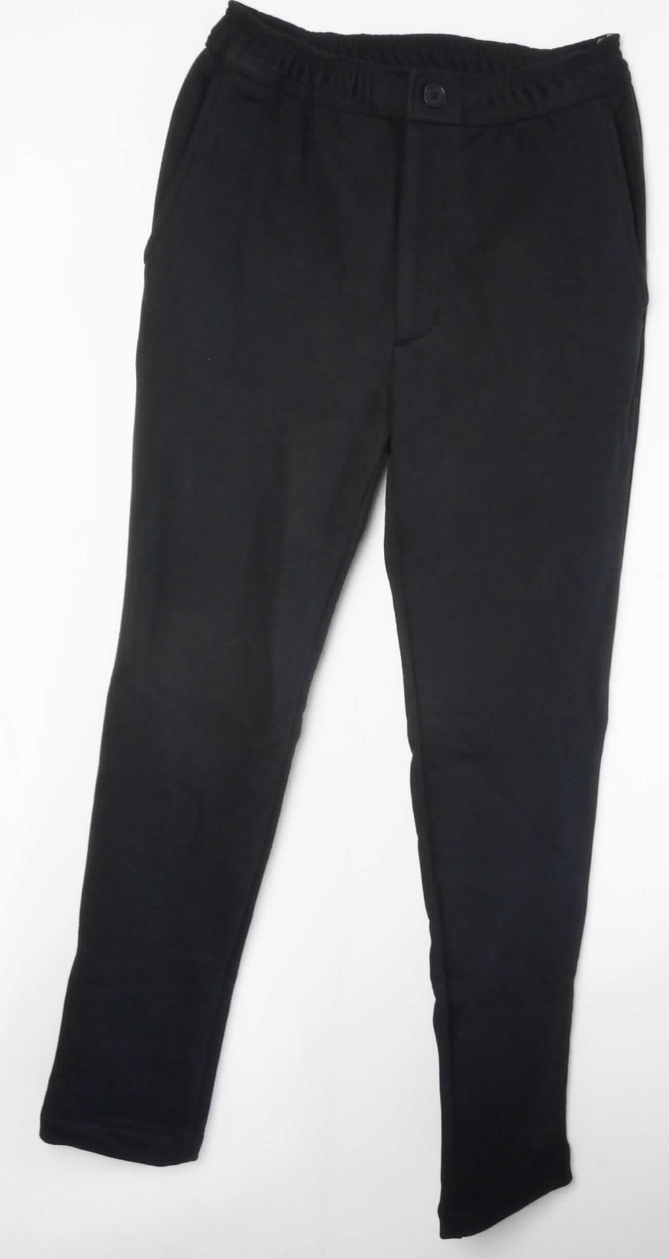 Lange Hose, sog. Strick Hose, Art. RSAHVT4171, Größe M, Foto siehe Anlage,
- aus ca. 2,2 mm dicken, einfarbigen Gewirken aus laut Antrag 71 % Baumwolle und 29 % Polyester (synthetische 
  Chemiefasern),
- in der Taille abschließend, mit einem angesetzten, elastischen Bund,
- vorn mit einer Öffnung mit Reißverschluss und Patte von links über rechts (Männerkleidung), die im Taillenbund
  mit einem Knopf geschlossen wird,
- seitlich mit zwei eingesetzten, offenen Taschen und mit zwei eingesetzten, teilweise mittels Knopfverschluss zu 
  schließenden Gesäßtaschen,
- mit knöchellangen Hosenbeinen; an den Beinabschlüssen durch Umschlagen und Festnähen gesäumt.

"Lange Hose, aus Gewirken, für Männer, aus Baumwolle"