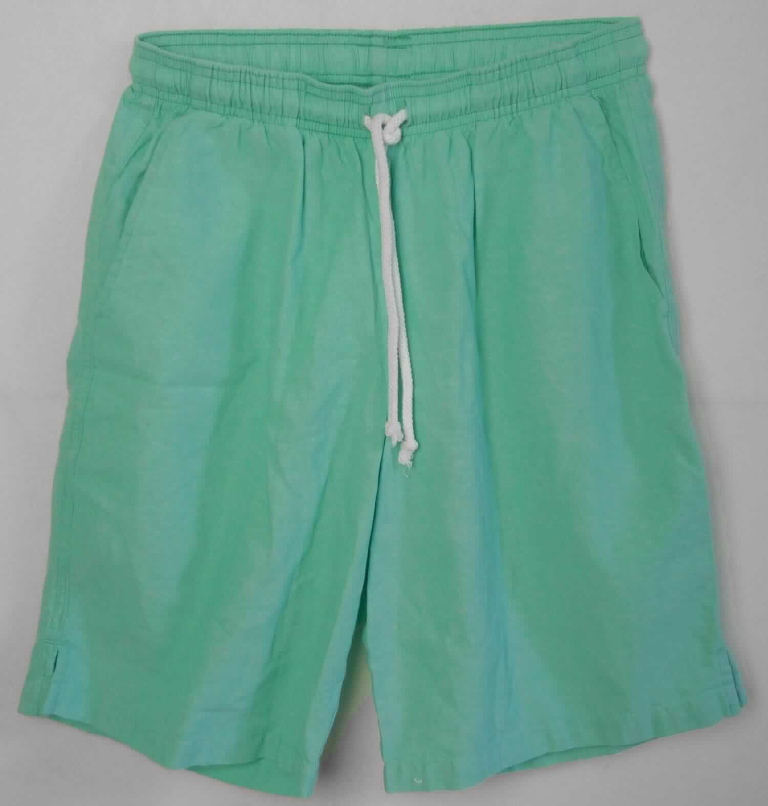 Kurze Hose, sog. Unisex Hose, Art. RSA0420, Größe XS, Foto siehe Anlage,
- aus ca. 0,5 mm dicken, buntgewebten Geweben aus laut Antrag 100 % Baumwolle,
- in der Taille abschließend, mit einem ca. 3,5 cm breiten, elastischen Taillenbund mit Tunnelzug,
- ohne Hinweise auf den Trägerkreis (unisex),
- seitlich mit zwei eingesetzten, offenen Taschen und hinten mit einer aufgesetzten, offenen Gesäßtasche,
- mit kurzen Hosenbeinen, die nicht die Knie bedecken (Seitenlänge: ca. 42 cm), 
- an den Beinabschlüssen durch Umschlagen und Festnähen gesäumt.

"Kurze Hose, aus Geweben, für Frauen, aus Baumwolle, nicht nach dem Batik-Verfahren handbedruckt"