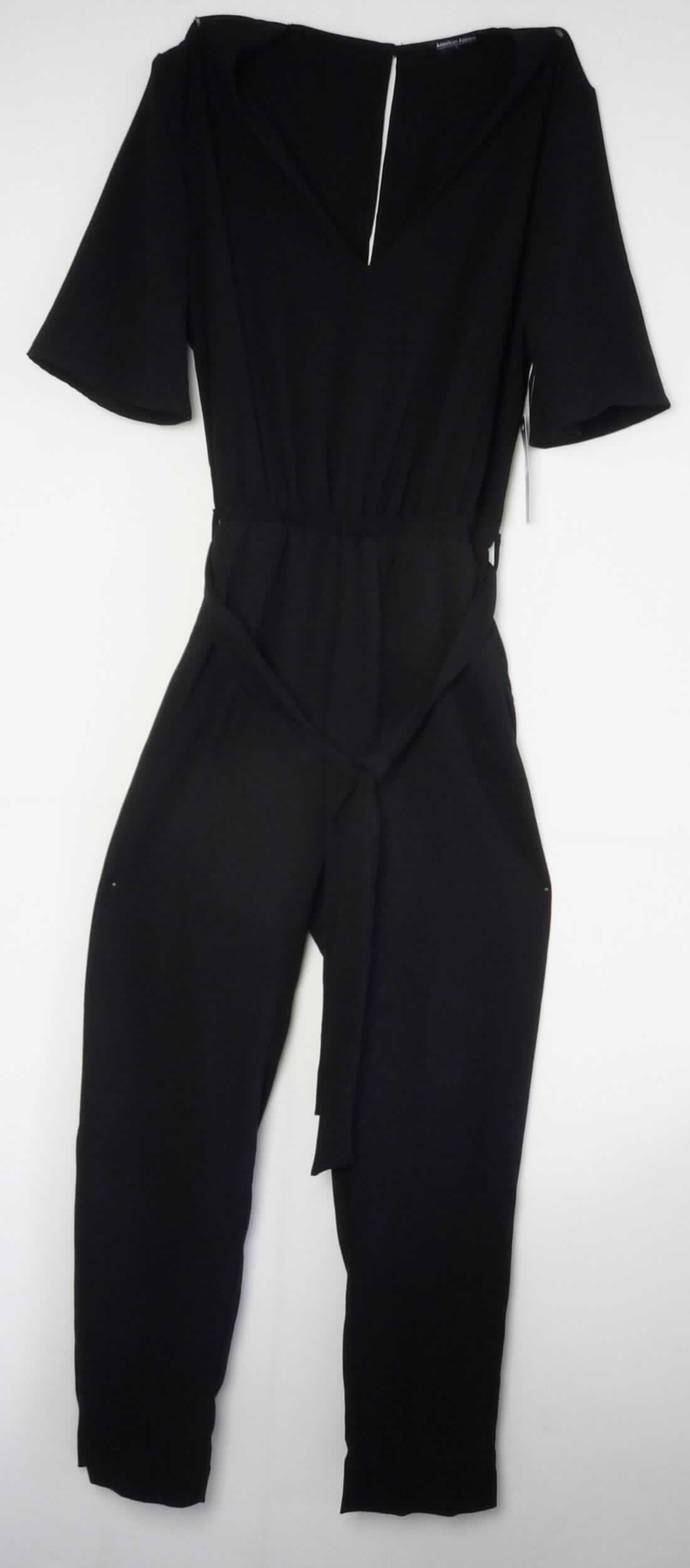 Overall, sog. Gewebter Damen Einteiler, Art. RSACRP3231, Größe L, Foto siehe Anlage,
- aus ca. 0,8 mm dicken, einfarbigen Geweben aus laut Antrag 95 % Polyester und 5 % Elasthan (beides
  synthetische Chemiefasern),
- den Rumpf, die Beine und Teile der Arme bedeckend,
- mit einem V-Ausschnitt,
- vorn ohne Öffnung und ohne Verschluss, hinten mit einer ca. 29 cm langen Öffnung mit Knopfverschluss,
- ohne Hinweise auf den Trägerkreis (unisex),
- mit kurzen Ärmeln,
- in Taillenhöhe elastisch verengt und mit Gürtelschlaufen sowie einem Bindegürtel ausgestattet,
- im unteren Teil in der Art einer langen Hose gearbeitet,
- seitlich mit eingesetzten, offenen Taschen unterhalb der Taille,
- an den Beinabschlüssen durch Umschlagen und Festnähen gesäumt,
- keine Arbeits- und Berufskleidung.

"Andere Kleidung (Overall), aus Geweben, für Frauen, aus Chemiefasern, andere als in den Unterpositionen
 6211 43 10 bis 6211 43 42 genannte"