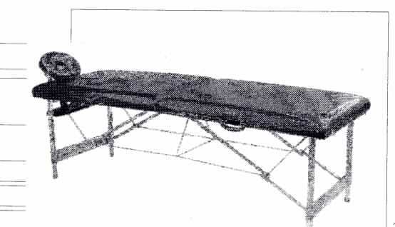Sog. Massagebank, Order: 117991, siehe Foto. 
Es handelt sich um eine zusammenklappare, ca. 192 x 70 x 65 - 80 cm (LxBxH) große Liege, im Wesentlichen bestehend aus einem Gestell aus Metall (Aluminium) und einer Liegefläche aus Holz mit gepolstertem Kunstlederbezug. Sie weist ein angestecktes rundes Kissen für den Kopf mit runder mittiger Öffnung auf.
Die Ware ist zusammengeklappt in einem Karton verpackt.
Se ist als "Möbel für die Humanmedizin, Massageliege" einzureihen.