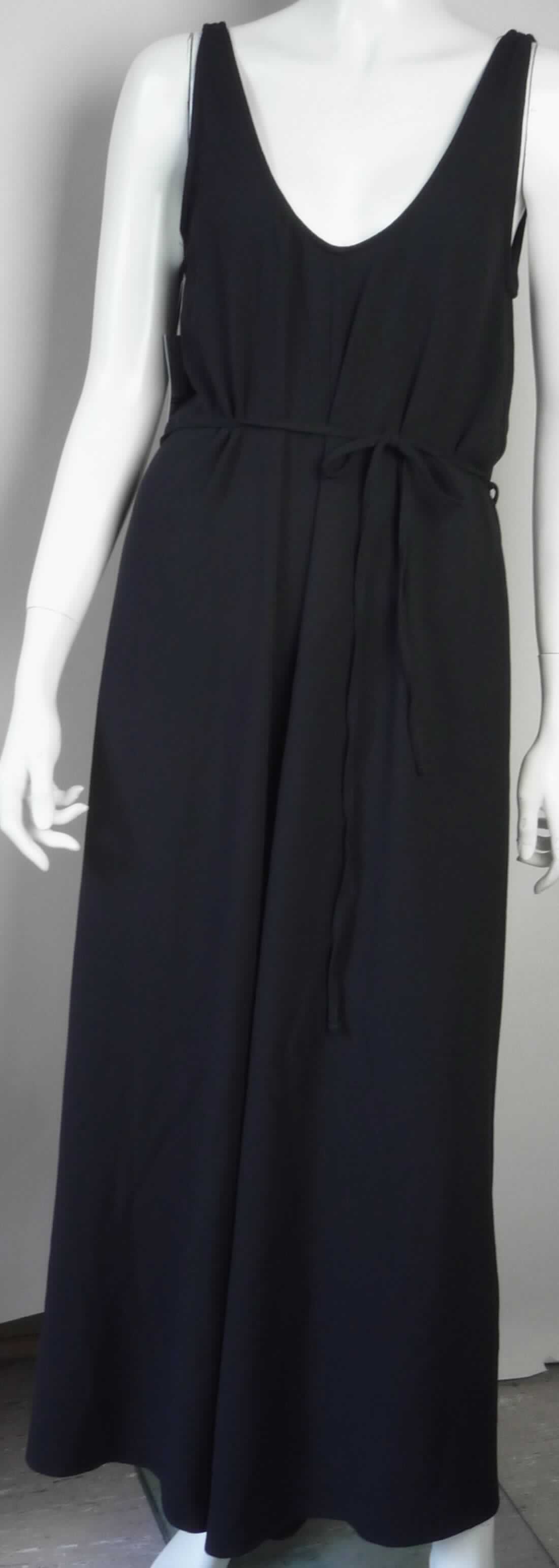 Kleid, sog. Strick Kleid, Art. RSACRP303, Größe XS/S, Foto siehe Anlage,
- aus ca. 0,6 mm dicken, einfarbigen Geweben aus laut Antrag 95 % Polyester und 5 % Elasthan (beides 
  synthetische Chemiefasern),
- bis über die Knie reichend (Rückenlänge: ca. 135 cm), 
- mit einem runden Halsausschnitt,
- ohne Öffnung und ohne Verschuss, 
- ärmellos, 
- in der Taille mit einem Bindeband aus den o. g. Geweben zu verengen,
- am unteren Rand durch Umschlagen und Festnähen gesäumt,
- kann aufgrund der Länge ohne ein weiteres, den Unterkörper bedeckendes Kleidungsstück getragen werden,
- aufgrund des verwendeten Flächenerzeugnisses keine Ware des Kapitels 61.

"Kleid, aus Geweben, für Frauen, aus synthetischen Chemiefasern"