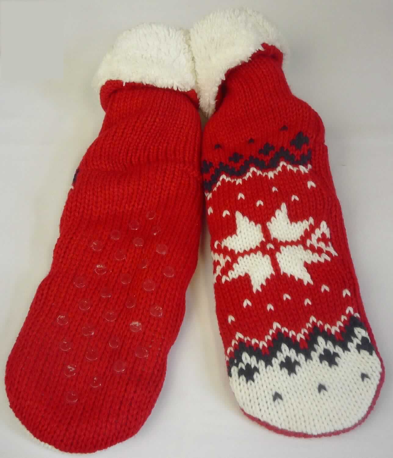 Socken, sog. Homesocks, Art. 7196061, Größe 35-38, Foto siehe Anlage,
- doppelt gearbeitet, mit einer Außenseite aus ca. 3,2 mm dicken, buntgewirkten Gestricken aus laut 
  Antrag 100 % Polyacryl und einer Innenseite aus einfarbigen Plüschgewirken aus laut Antrag 100 % Polyester
  (beides synthetische Chemiefasern), 
- durch Zusammennähen konfektioniert,
- die Knöchel bedeckend, nicht bis zur Mitte der Wade reichend, deshalb kein Strumpf, somit keine Ware der 
  Unterpositionen 6115 10 und 6115 30,
- mit Noppen zur Erhöhung der Rutschfestigkeit auf der Lauffläche, die keine angebrachte Laufsohle darstellen, 
  somit keine Schuhe.

"Socken, aus Gestricken, aus synthetischen Chemiefasern"