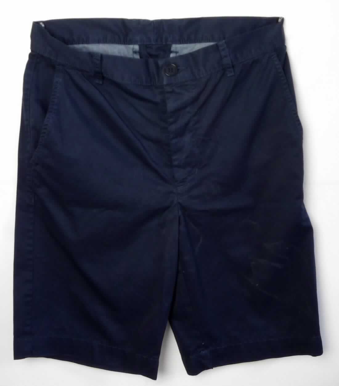 Kurze Hose, Art. RSACT413, Größe 28, Foto siehe Anlage,
- aus ca. 0,4 mm dicken, einfarbigen Geweben aus laut Antrag 100 % Baumwolle,
- in der Taille abschließend; mit einem ca. 4 cm breiten, angesetzten Taillenbund mit Gürtelschlaufen,
- vorn mit einer Öffnung mit Knopfverschluss, durch eine Patte verdeckt; im Taillenbund mit einem Knopfverschluss
  von links über rechts (Männerkleidung), 
- seitlich mit zwei eingesetzten, offenen Taschen und mit zwei eingesetzten, teilweise mittels Knopfverschluss zu 
  schließende Gesäßtaschen,
- mit kurzen Hosenbeinen, die nicht die Knie bedecken (Seitenlänge: ca. 48 cm),
- an den Beinabschlüssen durch Umschlagen und Festnähen gesäumt.

"Kurze Hose, aus Geweben, für Männer, aus Baumwolle"