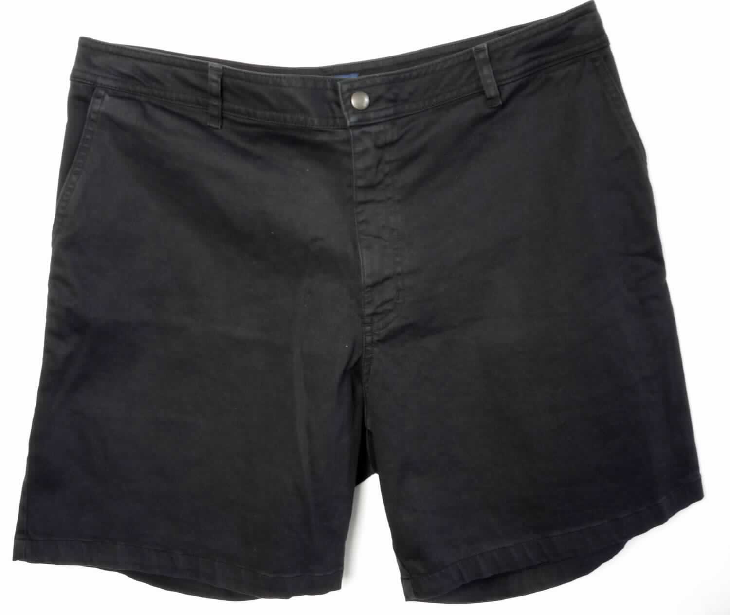 Kurze Hose, Art. RSA0429, Größe 36, Foto siehe Anlage,
- aus ca. 0,6 mm dicken, einfarbigen Geweben aus laut Antrag 98 % Baumwolle und 2 % Elasthan (synthetische 
  Chemiefasern),
- in der Taille abschließend; mit einem ca. 4 cm breiten, angesetzten Taillenbund mit Gürtelschlaufen,
- vorn mit einer Öffnung mit Reißverschluss, durch eine Patte verdeckt; im Taillenbund mit einem Knopfverschluss
  von links über rechts (Männerkleidung), 
- seitlich mit zwei eingesetzten, offenen Taschen und einer aufgesetzten, offenen Gesäßtasche,
- mit kurzen Hosenbeinen, die nicht die Knie bedecken (Seitenlänge: ca. 42 cm),
- an den Beinabschlüssen durch Umschlagen und Festnähen gesäumt.

"Kurze Hose, aus Geweben, für Männer, aus Baumwolle"
