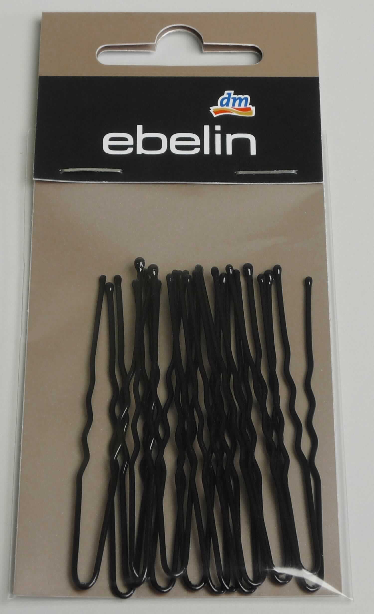 Es handelt sich um eine ca. 6,5 cm lange, gewellte, schwarze Haarnadel (LAN: 11304) aus unedlem Metall mit abgerundeten Enden.

Die in einer Kunststofftüte auf einer Verkaufskarte mit Aufhängeöse aufgemachte Ware (je 15 Stück) wird zum Zusammen- bzw. Zurückhalten des Haares verwendet.

Das Erzeugnis ist als "Haarnadel" einzureihen.