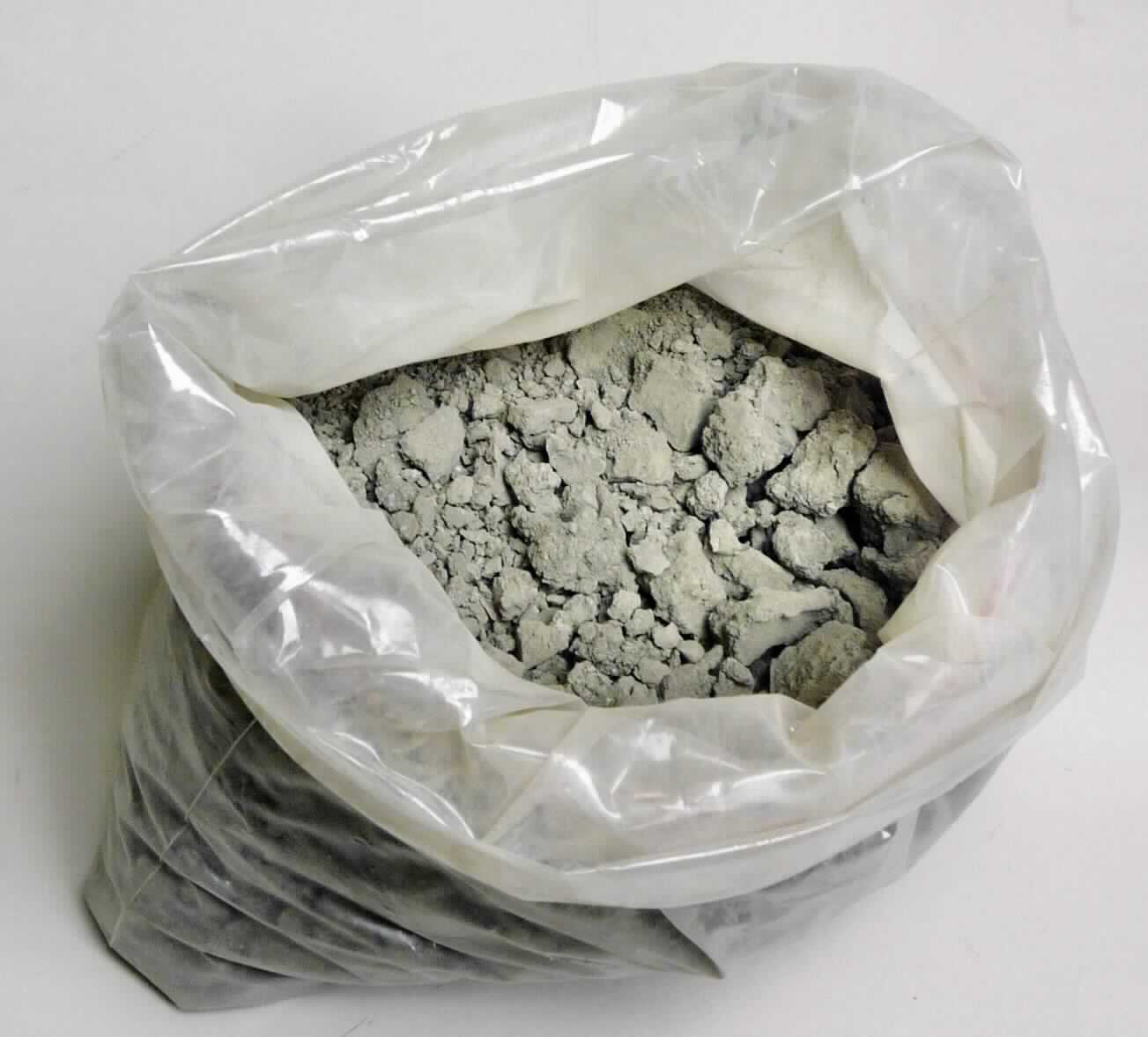 Industrieabfälle, Rückstände überwiegend Blei enthaltend

Nach den Angaben handelt es sich bei der Ware um Industrieabfälle (Rückstände) in Form von grau-grünlichen Brocken, in unterschiedlichen Größen. 

Nach dem Ergebnis der hier durchgeführten Untersuchung enthalten die Rückstände neben geringen Anteilen an Kupfer gewichtmäßig überwiegend Blei.

Danach ist die Ware als Rückstände, überwiegend Blei enthaltend, andere, in die Unterposition 2620 2900 der Kombinierten Nomenklatur einzureihen.