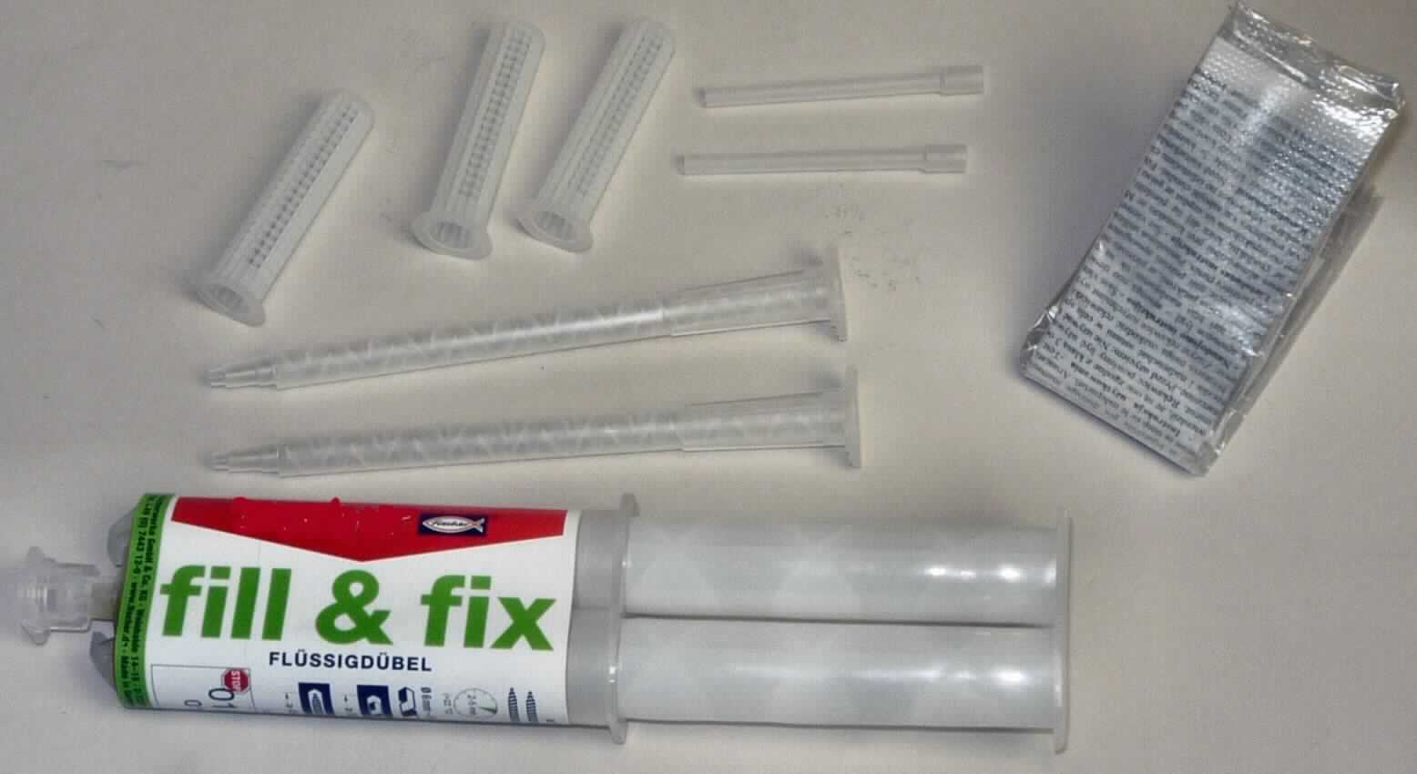 Angaben: 
fill & fix Flüssigdübel; 2-komponentige, lösungsmittelfreie Injektionsmasse auf Polyurethanbasis; zur Verwendung als Reparaturmasse (z.B. zum Reparieren ausgerissener Bohrlöcher) und zum Einsatz in schwierigen Baustoffen für die Befestigung von leichten Gegenständen (z.B. Leuchten, Regale, Duschstangen); Anwendung: Mischdüse auf Spritze setzen und Bohrloch je nach Verankerungsgrund mit oder ohne Siebhülse füllen, nach dem Aushärten (ca. 2-5 Minuten) Schrauben in ausgehärtete Masse drehen.

Warenbeschreibung: 
Etikettierte 2-Kammer-Kunststoffspritze (25ml), gefüllt mit weißer und bräunlicher Flüssigmasse, zwei Mischdüsen mit Aufsatz aus Kunststoff, vier Siebhülsen aus Kunststoff, einem Einweghandschuh aus Kunststoff und Gebrauchsanweisung verpackt im Kunststoffbeutel, gemeinsam umverpackt in einer beschrifteten Pappfaltschachtel.
 
Befund: Nach Beschaffenheit und Verwendungszweck kennzeichnet sich die Ware als anderer Kitt (Kunststoffkitt).
Bei der vorliegenden Ware handelt es sich um eine für den Einzelverkauf aufgemachte Warenzusammenstellung im Sinne der AV 3b), die zur Befriedigung eines gemeinsamen Bedarfs dient. Im Hinblick auf die Bedeutung des Verwendungszwecks der Ware ist der Kitt charakterbestimmend.