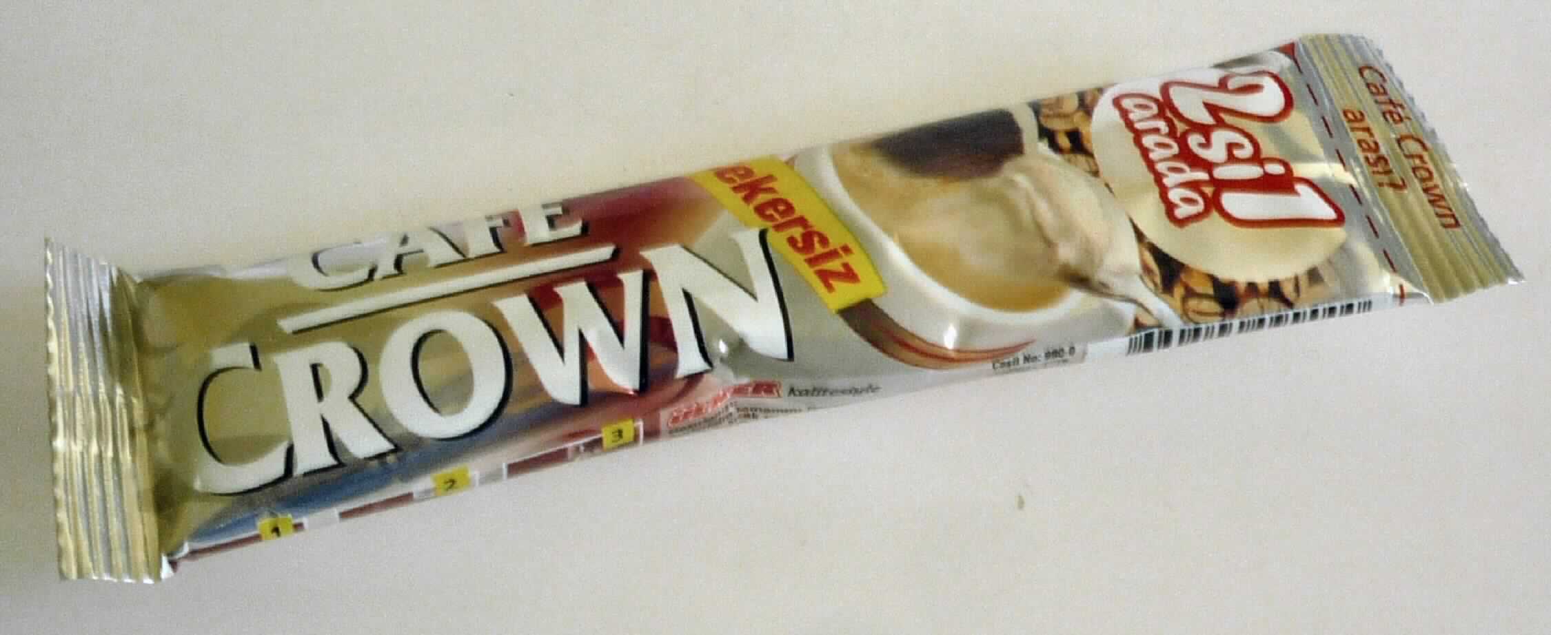 Getränkepulver; Instant-Kaffee und Kaffeeweißer

Antragsangaben: 
Café Crown 2 in 1, Zubereitung für die Herstellung eines Heißgetränks mit löslichem Kaffee und Kaffeeweißer; 
Art.Nr. 990-9 

Beschaffenheit des vorgelegten Warenmusters:
Rot-silberfarbenes, ca. 14,5 cm langes, schlauchförmiges Portionstütchen mit Aufdruck der Warenbezeichnung 
"Café Crown 2 si 1 arada" sowie der Angaben u.a. zu den Zutaten (Kaffeeweißer und Instant-Kaffee), zur Zube-reitung (Beutelinhalt in 180 ml heißem Wasser auflösen) und zum Nettogewicht (12 g).
Inhalt: Feines, hellbraunes Pulver; Geruch nach Kaffee; Geschmack bitter nach Kaffee, schwach milchig, 
ähnlich einem ungesüßten Milchkaffee.

Anleitungsgemäße Zubereitung ergibt ein Kaffeegetränk.

Glucose oder Stärke (abgeleitet aus den Angaben im Zutatenverzeichnis): mehr als 5 GHT

Zubereitung auf der Grundlage von Auszügen aus Kaffee, mehr als 5 GHT Glucose oder Stärke enthaltend