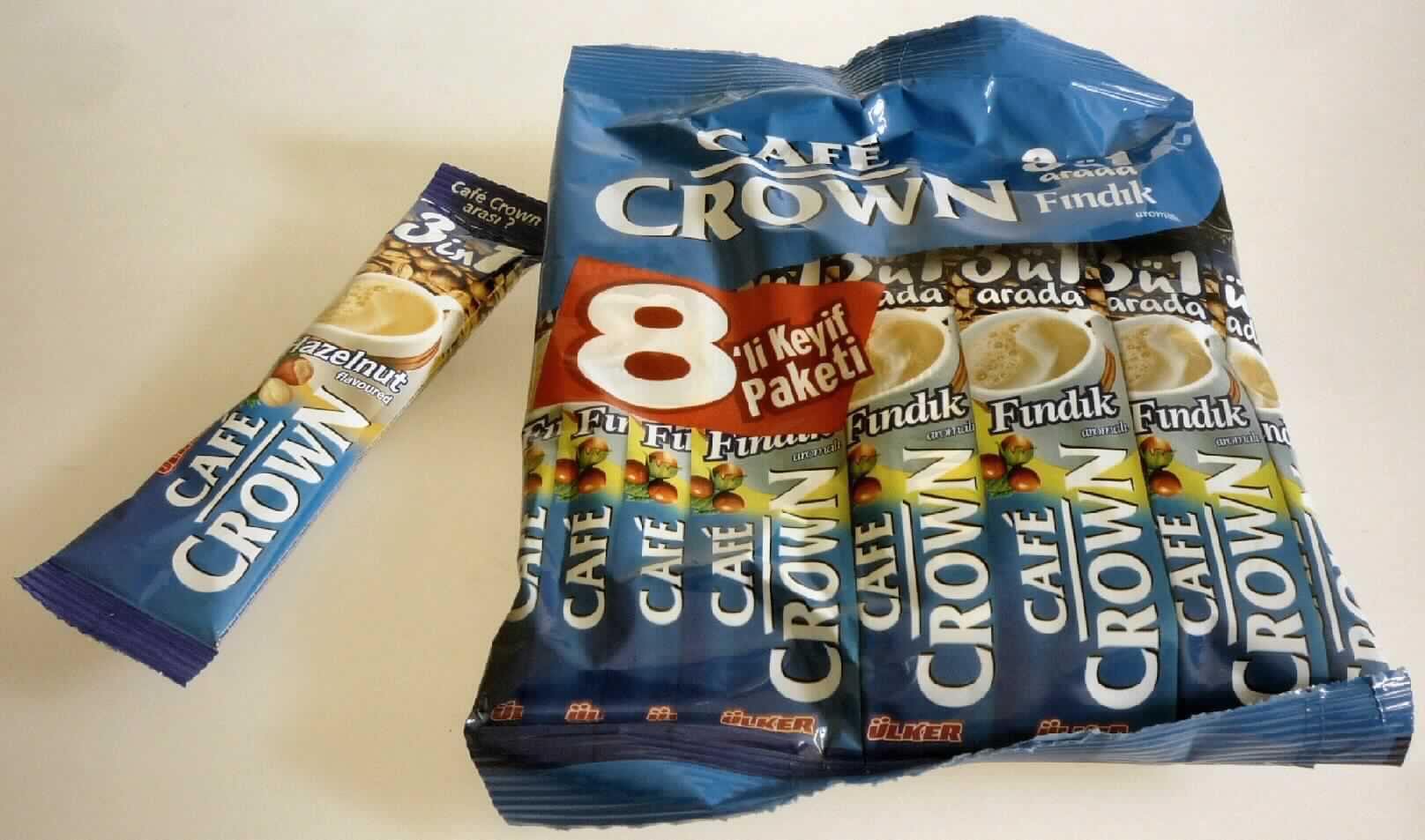 Getränkepulver mit Instant-Kaffee, Zucker und Kaffeeweißer

Antragsangaben:
Café Crown 3 in 1- Findik, Zubereitung für die Herstellung eines Heißgetränks mit löslichem Kaffee, Zucker
und Kaffeeweißer mit Haselnussgeschmack; Art.Nr. 989-6 (Großpackung) oder Art.Nr. 991-7 (8er Pack).

Ein Warenmuster und Abbildungen der aktuellen Verpackung wurden vorgelegt.

Beschaffenheit der vorgelegten Warenprobe:
Blaues, ca. 14 cm langes, schlauchförmiges Portionstütchen mit Aufdruck der Warenbezeichnung "Café Crown 
Hazelnut flavoured 3 in 1" sowie der Angaben u.a. zu den Zutaten (Zucker, Kaffeeweißer, Instant-Kaffee, Aroma), 
zur Zubereitung (Beutelinhalt in 180 ml heißem Wasser auflösen) und zum Nettogewicht (18 g).
Inhalt: Feines, hellbraunes Pulver, durchsetzt mit farblosen Kristallen; Geruch vorherrschend nach Kaffee; 
Geschmack süß, bitter nach Kaffee und Haselnuss, schwach milchig, ähnlich einem Milchkaffee.

Anleitungsgemäße Zubereitung ergibt ein gesüßtes, aromatisiertes Kaffeegetränk.

Kaffeegehalt *: 9.5 GHT
Saccharose *: mehr als 5 GHT
Glucose oder Stärke (abgeleitet aus den Angaben im Zutatenverzeichnis): mehr als 5 GHT

*: gem. Angabe im Zutatenverzeichnis

Zubereitung auf der Grundlage von Auszügen aus Kaffee, mehr als 5 GHT Saccharose oder Isoglucose und 
mehr als 5 GHT Glucose oder Stärke enthaltend
