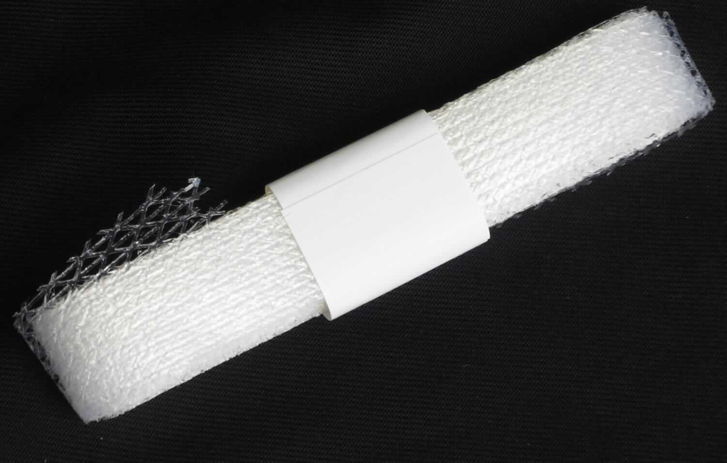 Angaben des Antragstellers:
Saumband zum Bügeln (10 m; 18 mm)
Material: Gitter aus Schmelzkleber, 100 % Polyamid

Feststellungen an einem Warenmuster:
Es wurde ein farbloses, transparentes Gitterband mit einer Breite von ca. 17 mm (Gewicht: ca. 8,5 g) vorgelegt, welches für den Einzelverkauf aufgemacht ist (Polybeutel mit Gebrauchsanleitung). Das Band wird als Schmelzkleber zum nahtlosen Säumen von Textilien verwendet. Es wird durch Aufbügeln aufgebracht.

Befund:
Es handelt sich um ein zur Verwendung als Klebstoff geeignetes Erzeugnis in Aufmachung für den Einzelverkauf mit einem Gewicht des Inhalts von weniger als 1 kg im Sinne der Unterposition (KN) 3506 1000.