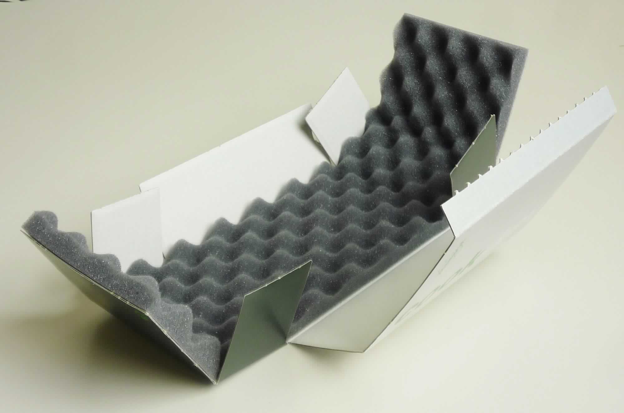 Bei dem zur Veranschaulichung vorgelegten Warenmuster handelt es sich um einen unregelmäßig konturierten, gerillten, gestanzten Zuschnitt aus einwelliger Wellpappe, der beidseitig mit Papier beklebt ist. Das Papier auf der Außenseite ist mit warenbezogenen Angaben bedruckt, während das Papier auf der Innenseite unbedruckt ist. Als besondere Ausstattung ist ein Teil der Innenseite des Wellpappenzuschnittes mit einem Zuschnitt aus genopptem Zellkunststoff beklebt. Der Zuschnitt soll durch Falten und Kleben an einer Seite zu einer etwa 17,0 x 11,2 x 6,2 cm (L x B x H) großen Schachtel aufgebaut werden, die als Verkaufsverpackung dient. 

Abbildung siehe Anlage.

Derartige Waren gehören als "Schachteln und Kartons aus Wellpappe" zum TARIC-Code 4819 10 00 00, da es sich zolltarifrechtlich um eine aus verschiedenen Stoffen zusammengesetzte Ware handelt, deren wesentlicher Charakter im Hinblick auf die Bedeutung für die Verwendung durch die Wellpappe bestimmt wird.