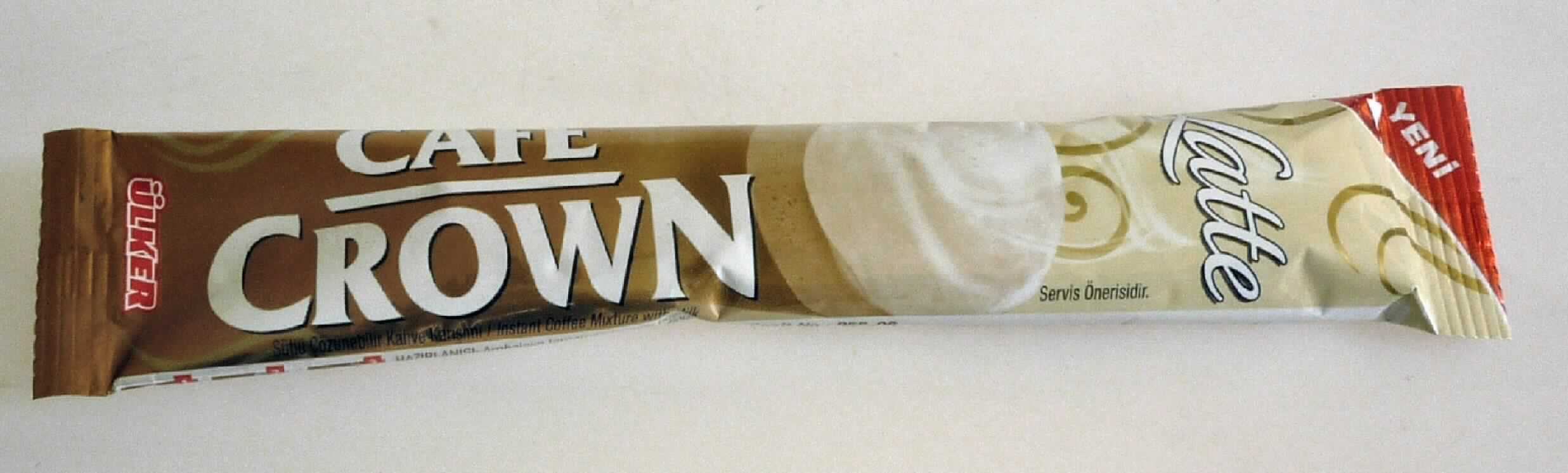 Getränkepulver; Instant-Kaffee und Milch

Antragsangaben: 
Café Crown Latte, Zubereitung für die Herstellung eines Heißgetränks mit 4% löslichem Kaffee, 
32% Zucker, Kaffeeweißer und 32% Milchpulver; Art.Nr. 955-6

Beschaffenheit des vorgelegten Warenmusters:
Creme- und goldfarbenes, ca. 17 cm langes, schlauchförmiges Portionstütchen mit Aufdruck der Waren-bezeichnung "Café Crown Latte" sowie der Angaben u.a. zu den Zutaten (32% Milchpulver, Kaffeeweißer, 
Zucker, 4% Instant-Kaffee), zur Zubereitung (Beutelinhalt in 150 ml heißem Wasser auflösen) und zum 
Nettogewicht (17 g).
Inhalt: Feines, weißes Pulver, vermischt mit einem braunen Pulver, durchsetzt mit farblosen Kristallen; 
Geruch schwach milchig, leicht nach Kaffee; Geschmack süß, milchig-cremig, leichte Kaffeenote.

Anleitungsgemäße Zubereitung ergibt ein hellbraunes, milchig-trübes, gesüßtes Milchkaffeegetränk.

Milchprotein*: mehr als 2,5 GHT
Saccharose*: mehr als 5 GHT
Glucose oder Stärke*: mehr als 5 GHT
*: abgeleitet aus den Angaben im Zutatenverzeichnis

Zubereitung auf der Grundlage von Auszügen aus Kaffee, mehr als 2,5 GHT Milchprotein, mehr als 5 GHT 
Saccharose oder Isoglucose und mehr als 5 GHT Glucose oder Stärke enthaltend