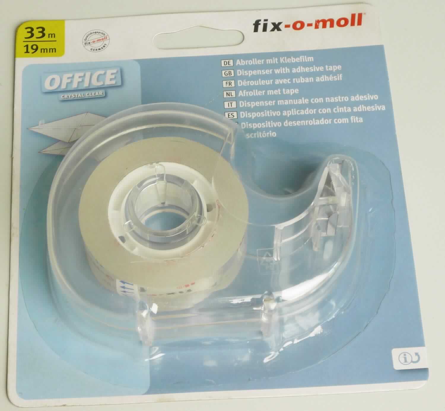 Angaben des Antragstellers:
Abroller, transparent mit Klebefilm (33 m x 19 mm)

Feststellungen an einem Warenmuster:
Es wurde ein Abroller aus Kunststoff mit metallischer Abreißkante für Klebefilme vorgelegt. Der Abroller enthält bereits eine Rolle eines transparenten Klebebandes. Abroller und Klebeband sind in einer Verkaufsverpackung aufgemacht.

Der Abroller stellt sich als Verbrauchsmaterial dar, charakterverleihend für die Ware ist nach dem Wert und der Bedeutung die Klebefolie aus Polypropylen mit Acrylatkleber.

Befund:
Es handelt sich um ein selbstklebendes Flacherzeugnis aus Kunststoff im Sinne der Unterposition (KN) 3919 1080.