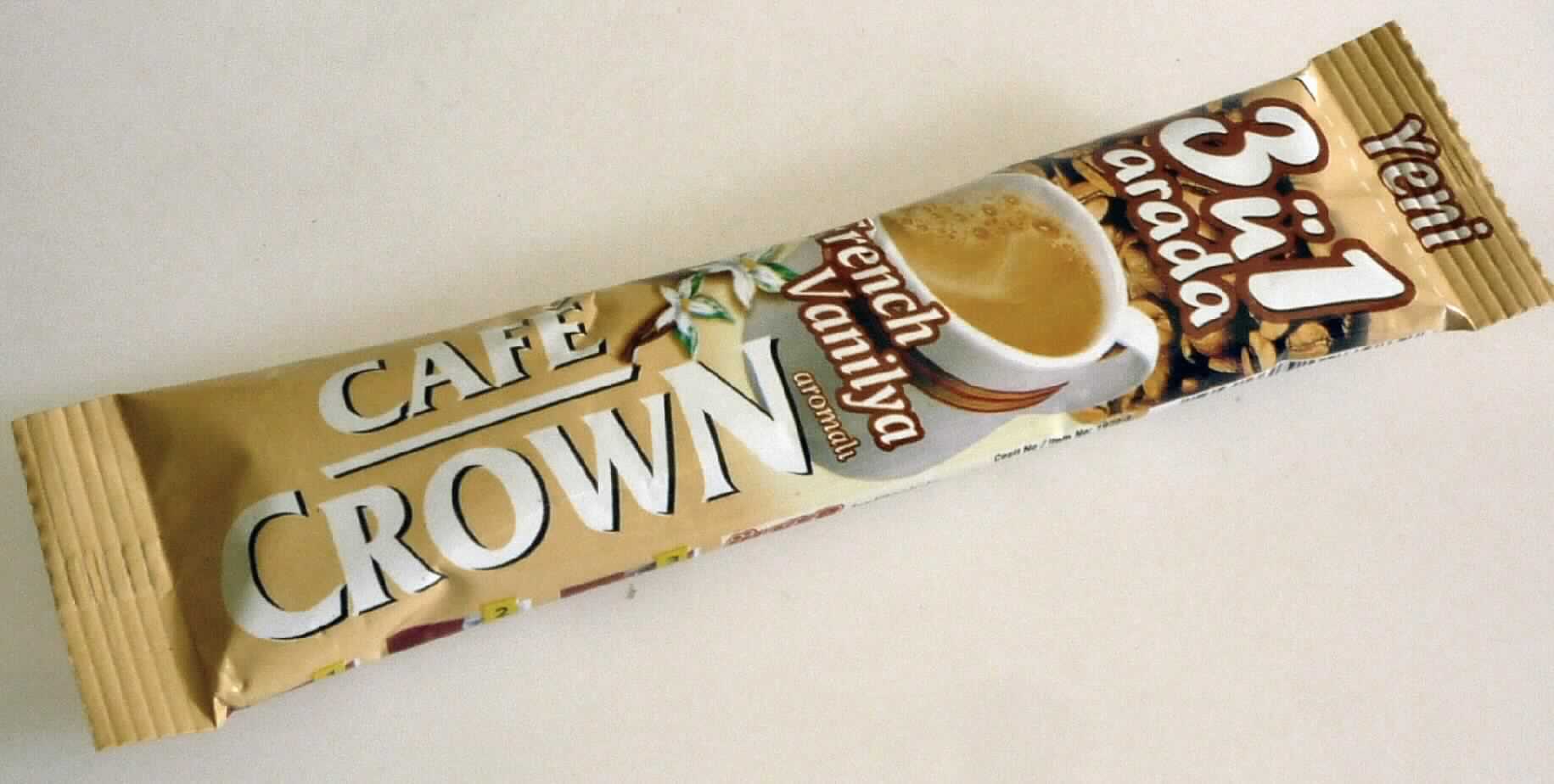 Getränkepulver; Instant-Kaffee, Zucker und Kaffeeweißer

Antragsangaben: 
Café Crown French Vanilya, Zubereitung für die Herstellung eines Heißgetränks mit 9,5% löslichem Kaffee, 
49,5% Zucker und Kaffeeweißer; Art.Nr. 1970-8

Beschaffenheit des vorgelegten Warenmusters:
Beigefarbenes, ca. 14,5 cm langes, schlauchförmiges Portionstütchen mit Aufdruck der Warenbezeichnung 
"Café Crown French Vanilya aromali 3ü1 arada" sowie der Angaben u.a. zu den Zutaten (Zucker, Kaffeeweißer, Instant-Kaffee, Aroma), zur Zubereitung (Beutelinhalt in 180 ml heißem Wasser auflösen) und zum Nettoge-
wicht (18 g).
Inhalt: Feines, hellbraunes Pulver, durchsetzt mit farblosen Kristallen; Geruch nach Kaffee und Vanille; 
Geschmack süß, bitter nach Kaffee, aromatisiert nach Vanille, schwach milchig, ähnlich einem Milchkaffee.

Anleitungsgemäße Zubereitung ergibt ein gesüßtes, aromatisiertes Kaffeegetränk.

Saccharose (gem. Antragsangaben): mehr als 5 GHT
Glucose oder Stärke (abgeleitet aus den Angaben im Zutatenverzeichnis): mehr als 5 GHT

Zubereitung auf der Grundlage von Auszügen aus Kaffee, mehr als 5 GHT Saccharose oder Isoglucose und 
mehr als 5 GHT Glucose oder Stärke enthaltend