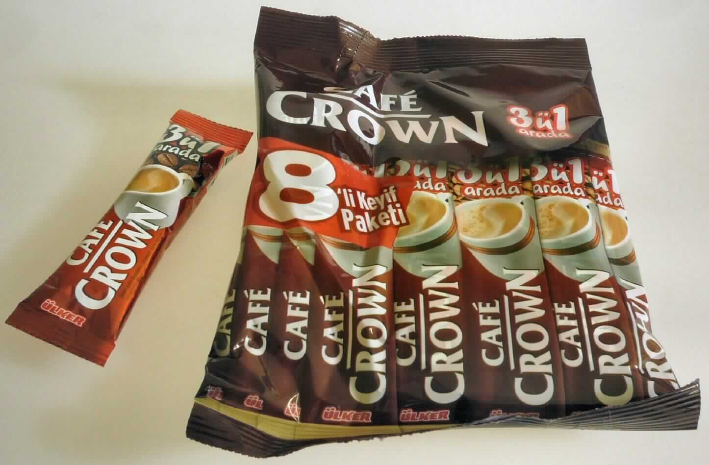 Getränkepulver mit Instant-Kaffee, Zucker und Kaffeeweißer

Antragsangaben:
Café Crown 3 in 1, Zubereitung für die Herstellung eines Heißgetränks mit löslichem Kaffee, Zucker und 
Kaffeeweißer; Art.Nr. 985-9 

Ein Warenmuster und Abbildungen der aktuellen Verpackung wurden vorgelegt.

Beschaffenheit der vorgelegten Warenprobe:
Rotes, ca. 14 cm langes, schlauchförmiges Portionstütchen mit Aufdruck der Warenbezeichnung "Café
Crown 3 in 1" sowie der Angaben u.a. zu den Zutaten (Zucker, Kaffeeweißer und Instant-Kaffee), zur Zu-
bereitung (Beutelinhalt in 180 ml heißem Wasser auflösen) und zum Nettogewicht (18 g).
Inhalt: Feines, hellbraunes Pulver, durchsetzt mit farblosen Kristallen; Geruch nach Kaffee; Geschmack
süß, bitter nach Kaffee, schwach milchig, ähnlich einem Milchkaffee.

Anleitungsgemäße Zubereitung ergibt ein gesüßtes Kaffeegetränk.

Kaffeegehalt *: 9,5 GHT
Saccharose *: mehr als 5 GHT
Glucose oder Stärke (abgeleitet aus den Angaben im Zutatenverzeichnis): mehr als 5 GHT

*: gem. Angabe im Zutatenverzeichnis

Zubereitung auf der Grundlage von Auszügen aus Kaffee, mehr als 5 GHT Saccharose oder Isoglucose 
und mehr als 5 GHT Glucose oder Stärke enthaltend