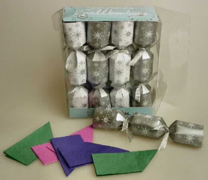 Angaben: Warenbezeichnung: Geschenkbox aus PVC, Art. 17973 - Warenart: Geschenkbox mit 8 Silvester-Knallbonbons aus Pappe in silber und weiß mit winterlichem Aufdruck, verschlossen an zwei Seiten mit Silberband. Knallbonbons enthalten 1 kleines Geschenk (Glücksbringer oder kleines Spiel) und einen Orakelspruch für das neue Jahr und 6 Papierkrönchen - Sonstiges: Knalleffekt beim Auseinanderziehen der Knallbonbons.

Feststellungen: Äußere Beschaffenheit des vorgelegten Warenmusters: 1 Plastikbox mit innenliegendem Kartonteil mit u.a. dem Aufdruck "Silvester Knallbonbons - Jedes Knallbonbon enthält: 1 Papierkrone, 1 winziges Geschenk (Glücksbringer oder Spiel), 1 Orakelspruch fürs neue Jahr - Art.-Nr. 17973 - moses. Verlag GmbH" enthielt: 8 Knallbonbons mit Zündschnüren und 8 zusammengefaltete Papier-Kronen.

Befund: Als charakterbestimmender Bestandteil der für den Einzelverkauf aufgemachten Warenzusammenstellung aus Knallbonbons und Papier-Kronen werden die Knallbonbons der Position 3604 angesehen (Allgemeine Vorschrift 3 b). Zolltariflich handelt es sich demnach bei der Geschenkbox um ein Set aus anderen pyrotechnischen Artikeln (pyrotechnisches Spielzeug), der Position 3604 des Zolltarifs.