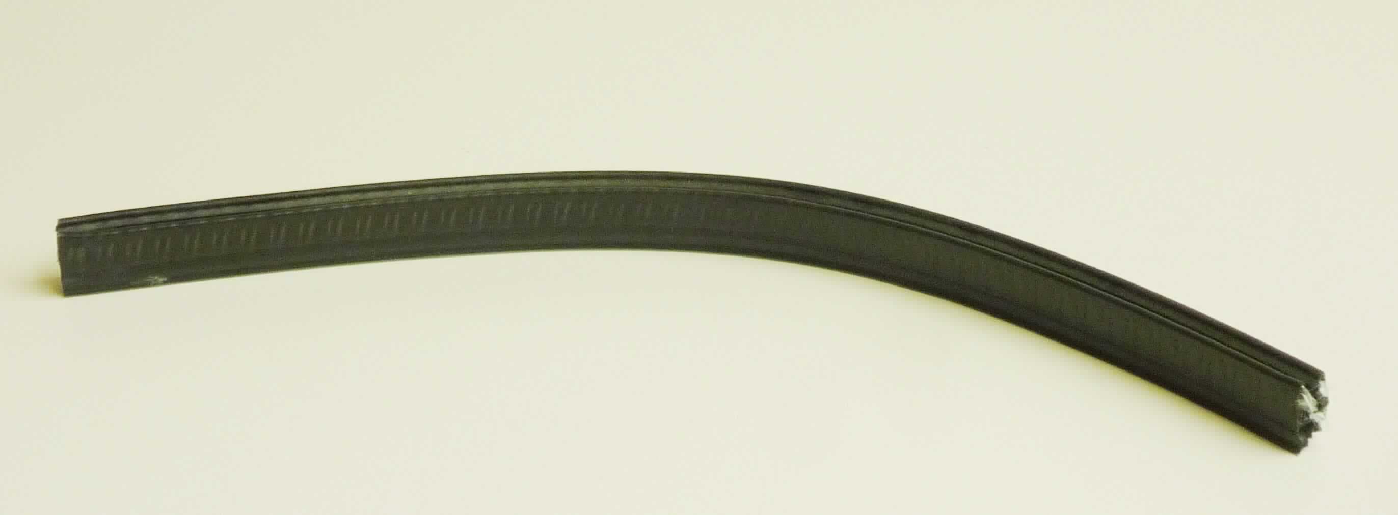 Angaben des Antragstellers:
Dichtung zur Verwendung in einer Getränkeabfüllanlage
Material: EPDM

Untersuchungsergebnisse an einem Warenmuster:
Profilabschnitt (Querschnittsabmessungen: ca. 1,1 x 1,9 cm) aus einem schwarzen, elastischen Material. Das Profil weist einen schlauchartigen Bereich (Abmessungen: ca. 1,1 x 0,7 cm) und einen mit eingebetteten Spinnstoffen und vier am Innenrand liegenden Dichtlippen versehenen, U-förmigen Bereich (Abmessungen: ca. 1,1 x 1,2 cm) auf (siehe Abbildung).

Befund:
Es liegt ein Profil aus Vollkautschuk im Sinne der Unterposition (KN) 4008 2900 vor.