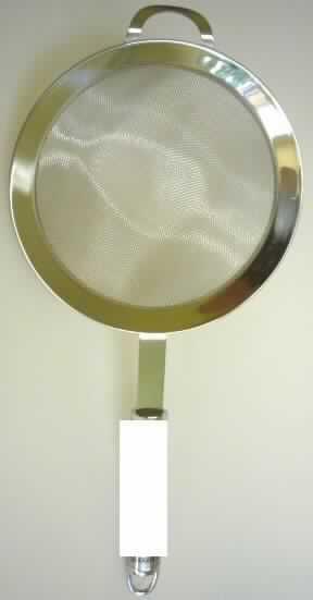 Handsieb zum Aussieben fester Stoffe, bestehend aus einem runden Rahmen aus unedlem
Metall mit einem konkaven, engmaschigen Drahtgewebe aus unedlem Metall (D x T = 16 x 6
cm).
Das Handsieb ist auf einer Seite mit einem Handgriff mit Aufhängeöse (L x B = 17,5  x 2,3
cm) und auf der gegenüberliegenden Seite mit einem halbrunden Einhängehenkel (L x B = 4,5 x 2 cm), aus unedlem Metall, versehen.

Abbildung im Internet unter:
http://ec.europa.eu/taxation_customs/dds/ebticau_de.htm