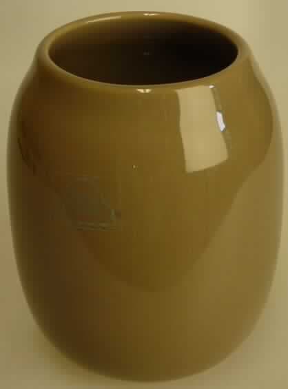 Keramischer Toilettengegenstand, sog. Zahnputzbecher, Foto siehe Anlage,
- glasierter, zylinderförmiger Becher mit einer leicht bauchigen Form,
- mit einer Höhe von ca. 10 cm,
- mit einem Durchmesser (oben) von ca. 6 cm,
- keramisches Erzeugnis, nach der Formgebung gebrannt, tonmineralhaltiges Material enthaltend,
- nach dem Ergebnis der wissenschaftlichen Untersuchung handelt es sich um Steinzeug,
- zur Verwendung als Zahnputzbecher im Badezimmer bestimmt.

"Keramischer Toilettengegenstand, aus Steinzeug"