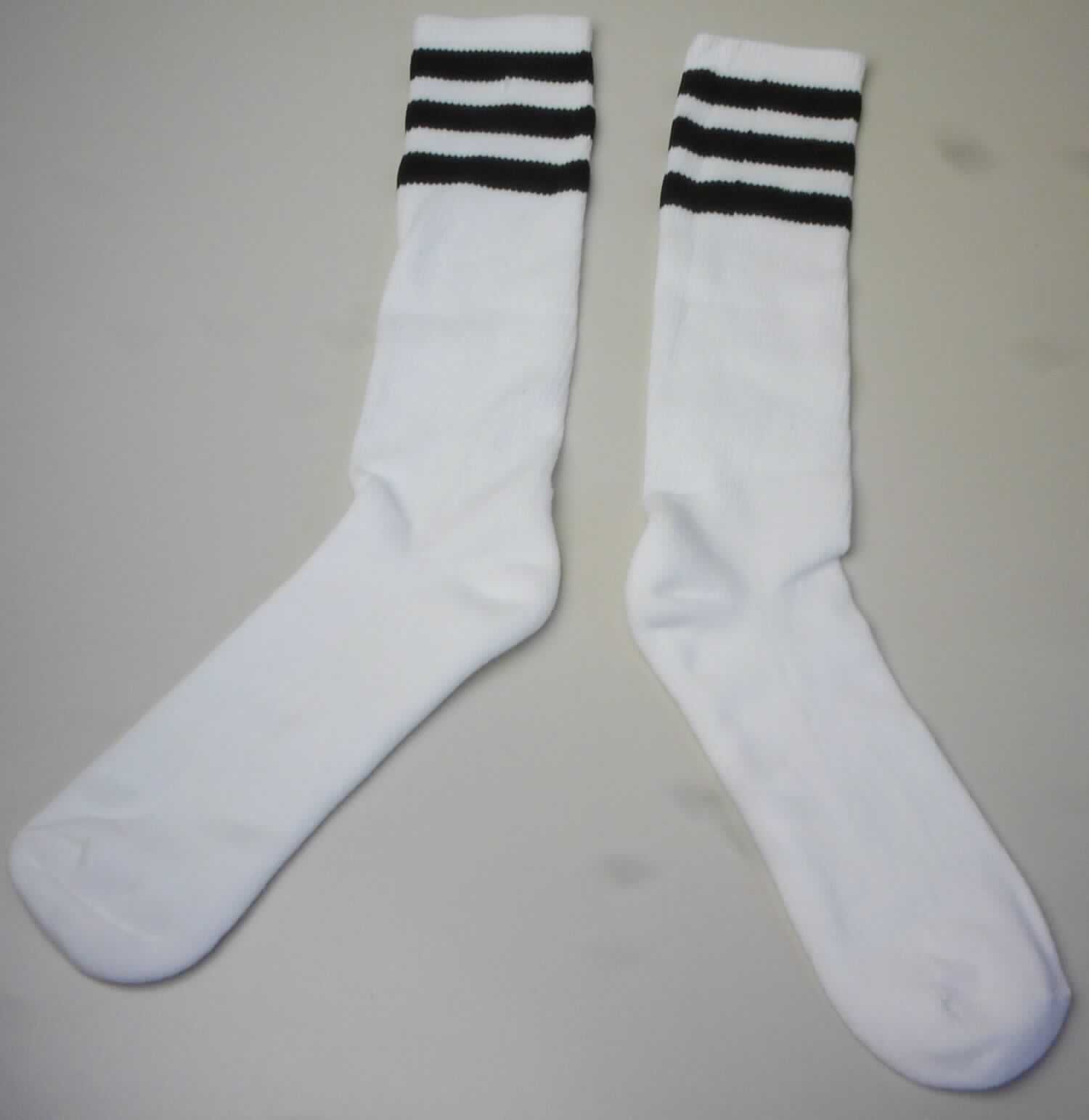 Kniestrümpfe, sog. Socken, Art. RSASKL, in Erwachsenengröße, Foto siehe Anlage,
- paarweise auf eine bedruckte Pappkarte aufgebracht,
- aus ca. 1,9 mm dicken, buntgewirkten Gewirken aus laut Antrag 80 % Baumwolle, 15 % Nylon und 5 % Elasthan 
  (beides synthetische Chemiefasern); mit einem Titer der einfachen Garne von augenscheinlich mehr als 67 dtex, 
- schlauchförmig abgepasst gewirkt und an den Fußspitzen durch Zusammennähen konfektioniert; mit 
  ausgearbeiteter Ferse, 
- am oberen Rand umgeschlagen und mit einem ca. 1,5 cm breiten, elastischen Abschluss versehen,
- die Waden bedeckend, bis fast zum Knie reichend,
- ohne degressive Kompression.

"Kniestrümpfe aus Gewirken, andere als solche mit degressiver Kompression, mit einem Titer der einfachen 
 Garne von mehr als 67 dtex, aus Baumwolle"