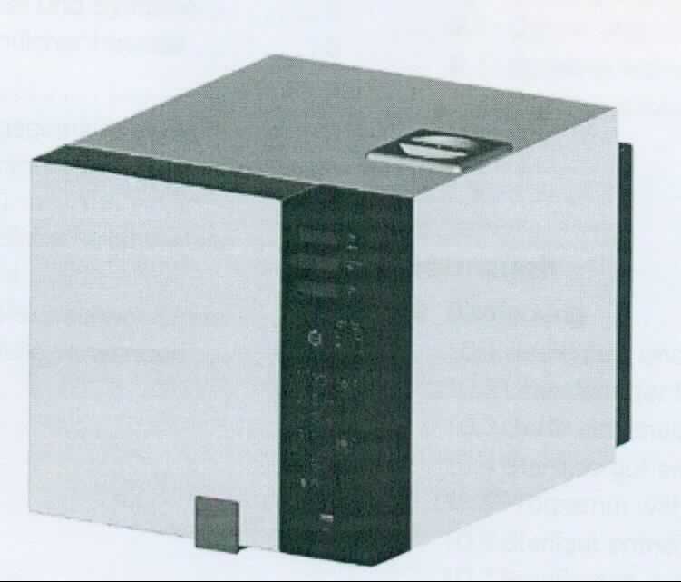 Sog. Hygoclave 30/90, 6046-01, 6050-01 Dampfsterilisator,
- aus einem quaderförmigen Gehäuse (Abmessungen BxHxT: 444 x 430 x 599 mm) mit Fronttür, 
  Bedienfeldern, An-/Ausschalter, Frischwassertank, Netzanschluss, USB-Schnittstelle, PC-Anschluss, 
  sowie Druckeranschluss (Abbildung siehe Anlage), 
- zum Abtöten von Krankheitserregern durch Erhitzen unter Druck und unter Verwendung von 
  Wasserdampf,
- mit einer elektrischen Spannung von 230 VAC bei einer durchschnittlichen Leistung von 1000 W,
- in einer gemeinsamen Verkaufsumschließung mit Trägervorrichtung, Tablettgriff, 4 Tabletts, 
  Abflussschlauch mit Schnellkupplung, 2 Metallfilter mit Filterschlüssel, Bakterienfilter, 
  2 Reinigungstabletten, USB-Stick, Prüfkörper mit Teststreifen, Netzkabel sowie Montage- und 
  Gebrauchsanweisung (Beipack).
Der Dampfsterilisator bestimmt den Charakter des Ganzen.

"Apparat zum Behandeln von Stoffen durch auf einer Temperaturänderung beruhende Vorgänge, Sterilisierapparat für medizinische oder chirurgische Zwecke oder für Laboratorien (Warenzusammenstellung aus Dampfsterilisator -charakterbestimmend- und Beipack) - sog. Hygoclave 30/90 Dampfsterilisator"