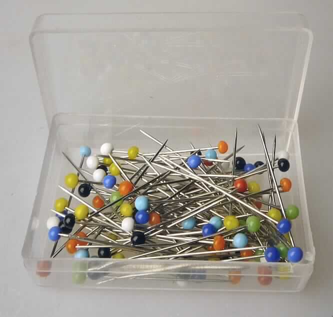 Es handelt sich um etwa 32 mm lange Nadeln aus Stahl mit zugespitztem Stift an der einen und einem runden Kopf aus Glas an der anderen Seite.
Die Nadeln sind zu je 100 Stück in einer Kunststoffbox und einer Blisterkarte verpackt.
Die Erzeugnisse dienen zum Abstecken von Kleidungsstücken.
- Antragstellerangaben -

Abbildung siehe Anlage.

Derartige Erzeugnisse gehören als "Stecknadeln aus Stahl" zur Codenummer 7319 4000 00 des Integrierten Zolltarifs der EG (TARIC).