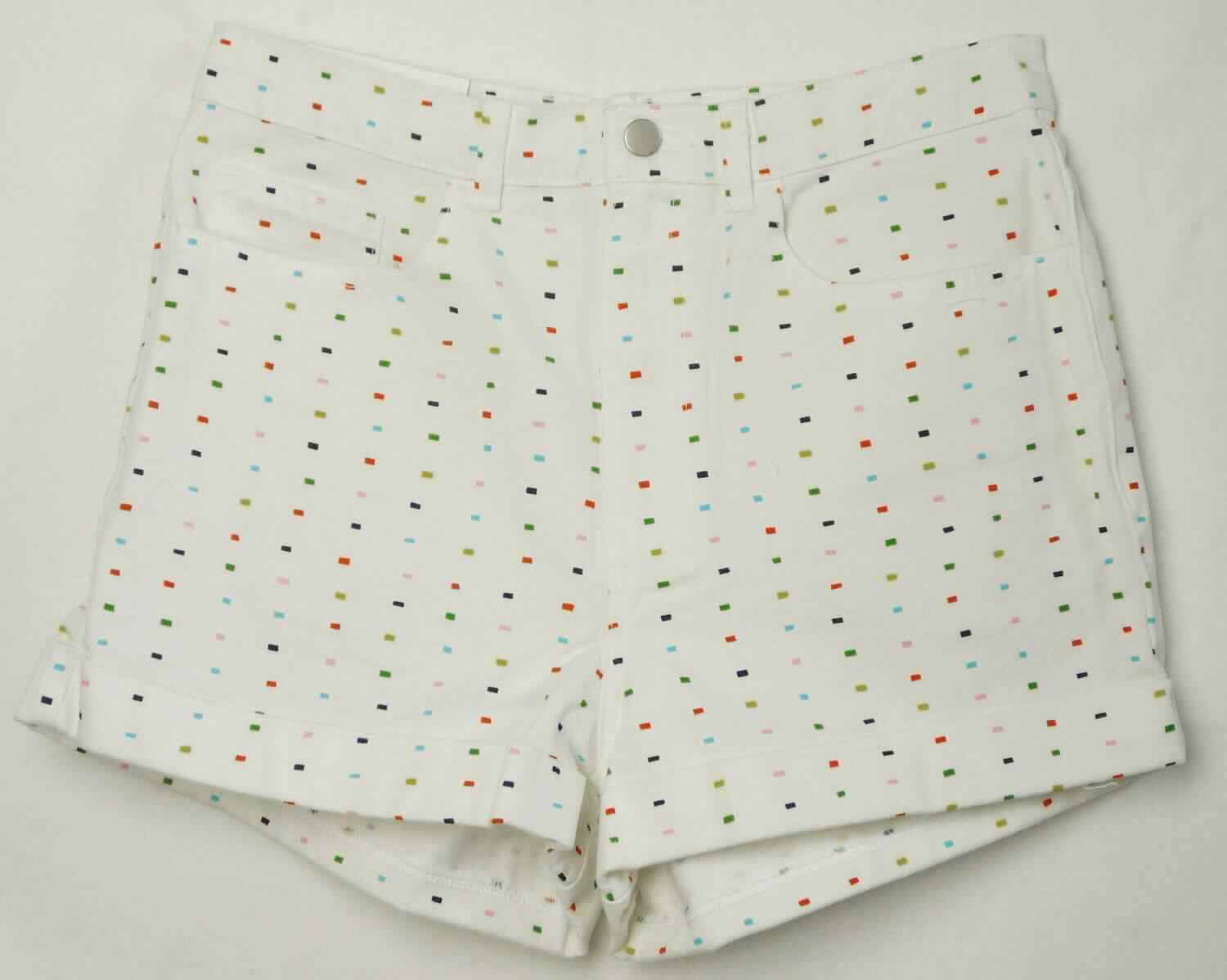 Kurze Hose, sog. Short, Art. RSADM303P, Größe 30, Foto siehe Anlage,
- aus ca. 0,8 mm dicken, bedruckten Geweben aus laut Antrag 100 % Baumwolle,
- in der Taille abschließend; mit einem ca. 3,5 cm breiten, angesetzten Taillenbund mit Gürtelschlaufen,
- vorn mit einer Öffnung mit Reißverschluss, durch eine Patte verdeckt; im Taillenbund mit einem Knopfverschluss
  von links über rechts (Männerkleidung), 
- vorn mit zwei eingesetzten, offenen Taschen und einer aufgesetzten, kleinen Tasche sowie hinten mit zwei 
  aufgesetzten, offenen Gesäßtaschen,
- mit kurzen Hosenbeinen, die nicht die Knie bedecken (Seitenlänge: ca. 30 cm),
- an den Beinabschlüssen durch Umschlagen und Festnähen gesäumt.

"Kurze Hose, aus Geweben, für Männer, aus Baumwolle"