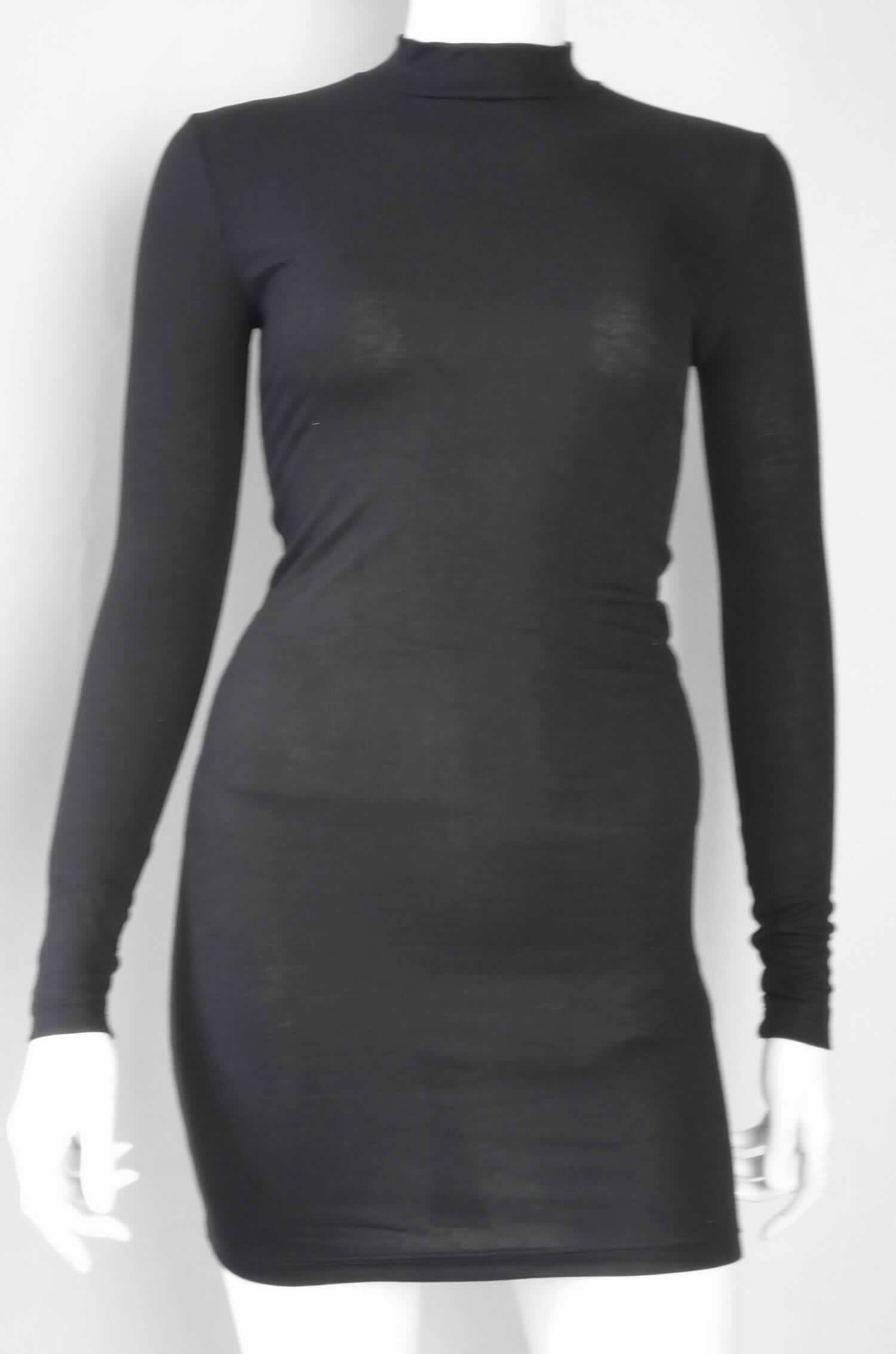 Kleid, sog. Rayon Dress, Art. RSATW3200, Größe S, Foto siehe Anlage,
- aus ca. 0,6 mm dicken, einfarbigen Gewirken aus laut Antrag 94 % Rayon (künstliche Chemiefasern) und 
  6 % Spandex (synthetische Chemiefasern), 
- über den Schritt reichend (Rückenlänge: ca. 80 cm),
- mit einem Stehkragen,
- ohne Öffnung und ohne Verschluss,
- mit langen Ärmeln,
- am unteren Rand durch Umschlagen und Festnähen gesäumt,
- kann aufgrund der Länge ohne ein weiteres, den Unterkörper bedeckendes Kleidungsstück getragen werden.

"Kleid, aus Gewirken, für Frauen, aus künstlichen Chemiefasern"