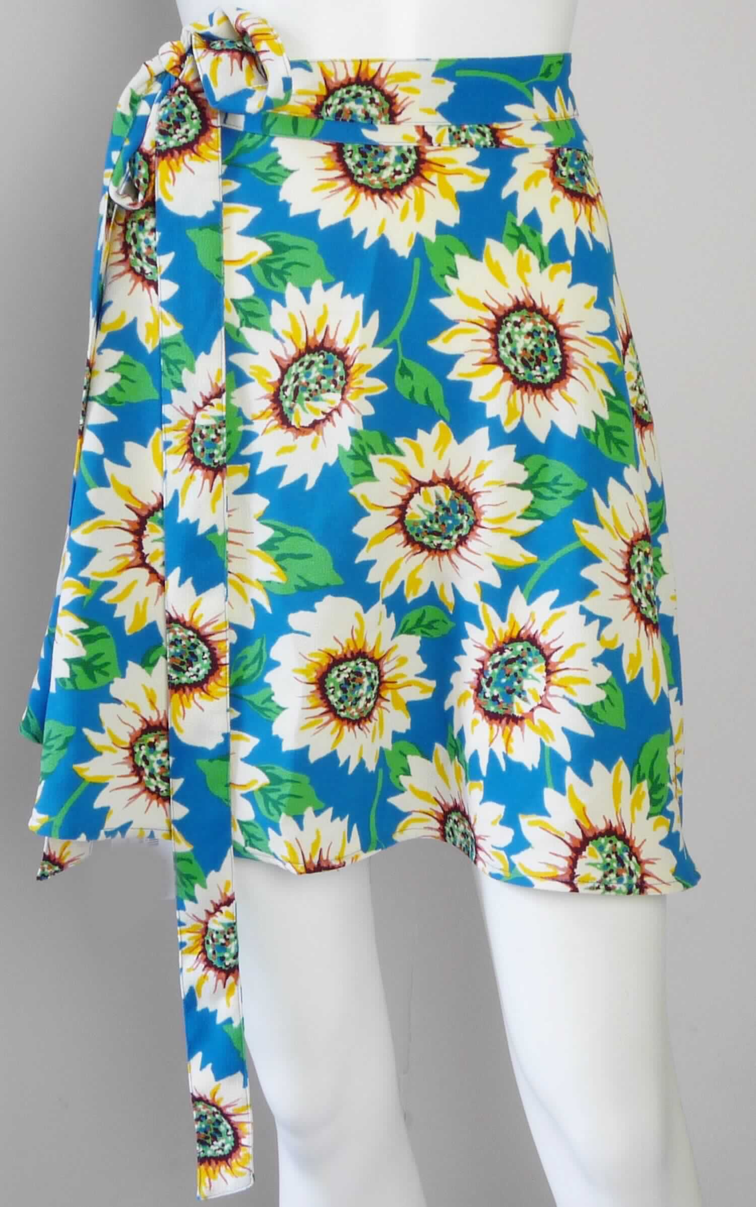 Rock, sog. Skirt, Art. RSACRP3118P, Größe M/L, Foto siehe Anlage,
- aus ca. 0,5 mm dicken, buntbedruckten (nicht nach dem Batik-Verfahren handbedruckt) Geweben aus laut Antrag 
  95 % Polyester und 5 % Elasthan (beides synthetische Chemiefasern),
- über den Schritt reichend (Seitenlänge: ca. 46 cm),
- in der Taille abschließend; mit einem ca. 4 cm breiten, angesetzten Bund, der in lange Bindebänder fortgeführt
  wird, das linke Bindeband wird durch eine Öffnung in der rechten Seitennaht gezogen und so mit dem rechten 
  Bindeband verknotet, dass die Vorderteile in der Art eines Wickelkleidungsstücks großflächig von rechts auf links 
  überlappen, mit Gürtelschlaufen,
- am unteren Rand durch Umschlagen und Festnähen gesäumt,
- kann ohne ein weiteres, den Unterkörper bedeckendes Kleidungsstück getragen werden.

"Rock, aus Geweben, für Frauen, aus synthetischen Chemiefasern, nicht nach dem Batik-Verfahren handbedruckt"