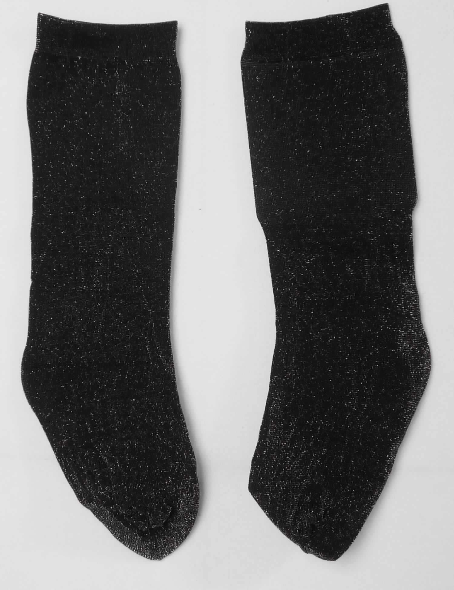 Socken, Art. RSASKSP, in Einheitsgröße, Foto siehe Anlage,
- paarweise in einem bedruckten Polybeutel mit Aufhänger verpackt, 
- aus ca. 0,5 mm dicken, buntgewirkten Gewirken,
- laut Untersuchungsergebnis:
-- aus gewichtsmäßig vorherrschend metallisierten Garnen der Position 5605 bestehend aus einem goldfarbenen, 
   metallisierten Streifen aus synthetischer Spinnmasse (mit einer augenscheinlichen Breite von weniger als 5 mm), 
   kreuzweise umwickelt mit zwei Garnen aus synthetischen Chemiefasern,
-- sowie aus Gimpen der Position 5606 bestehend aus einem mit einem Garn aus synthetischen Filamenten 
   umwickelten Elastomergarn,
- schlauchförmig gewirkt und an den Fußspitzen durch Zusammennähen konfektioniert; mit ausgearbeiteter Ferse,
- mit einem doppelt gearbeiteten Bündchen am oberen Ende, 
- die Knöchel bedeckend, nicht bis zur Mitte der Wade reichend (somit keine Kniestrümpfe oder Strümpfe).

"Socken, aus Gewirken, aus metallisierten Garnen"