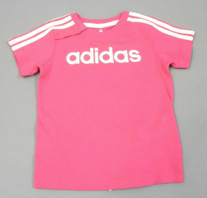 Dreiteilige Zusammenstellung, bestehend aus einem T-Shirt, einer kurzen Hose und einem Bekleidungszubehör (Halstuch), sog. T-Shirt, kurze Hose und Latz, Art. F49639, Größe 92, Foto siehe Anlage,
- die Ware wird durch ein Muster in Kleinkindergröße (Größe 80) veranschaulicht,
- lt. Antrag in einer gemeinsamen Verpackung für den Einzelverkauf aufgemacht,
- T-Shirt und kurze Hose bilden keine Kombination, u. a. weil ein Kleidungsstück der Position 6109 
  nicht als Bestandteil einer Kombination zugelassen ist, somit getrennte Einreihung aller Bestandteile,
- T-Shirt:
-- aus ca. 0,5 mm dicken (leichten), einfarbigen Gewirken aus lt. Antrag 100% Baumwolle, 
-- über die Taille reichend,
-- mit einem runden, halsnahen Ausschnitt, mit einer Randeinfassung aus gerippten Gewirken; lt. Antrag ohne
   Öffnung und ohne Verschluss,
-- mit kurzen, enganliegenden Ärmeln, an den Ärmelenden gesäumt,
-- auf der Vorderseite mit einem Schriftzug bedruckt,
-- am unteren Rand gesäumt.

"T-Shirt, aus Gewirken, aus Baumwolle"