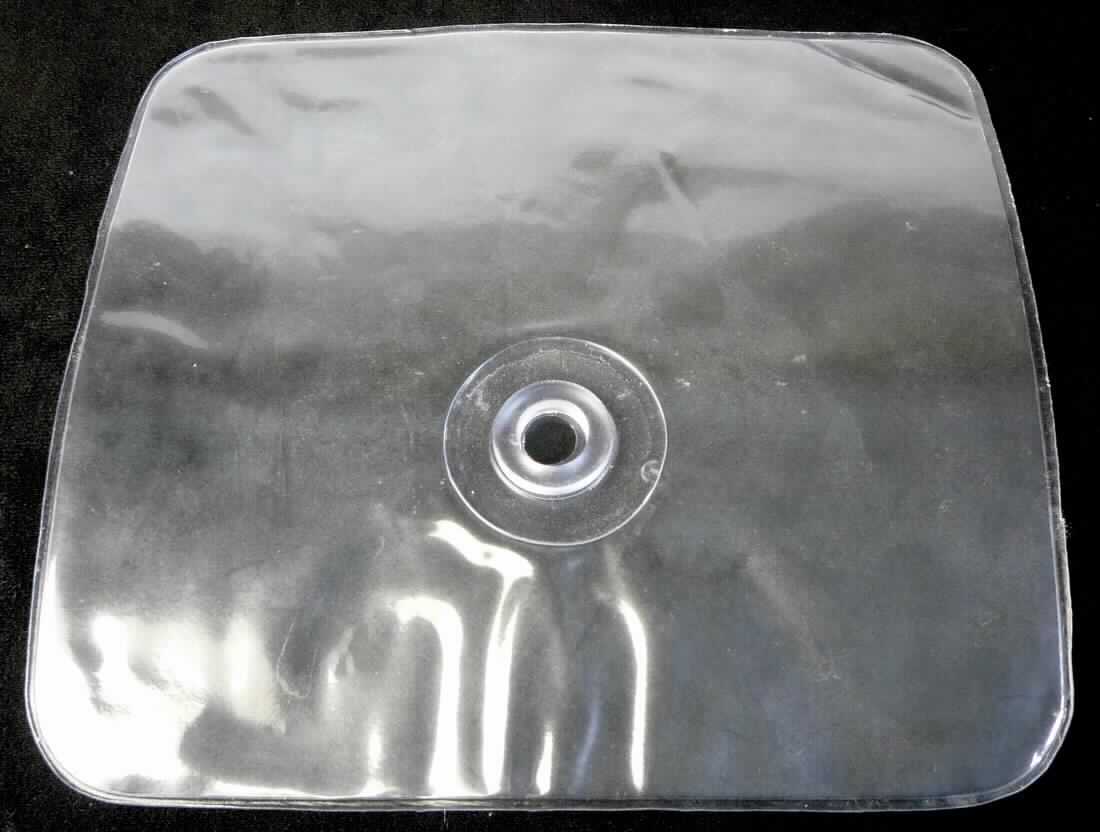 Beutel aus miteinander verschweißten Folien aus - lt. Antragsangaben - Polyvinylchlorid (Kunststoff im Sinne der Anmerkung 1 zu Kapitel 39). Der im flachliegenden Zustand etwa 19 x 18 cm große Beutel ist auf der Oberseite mit einer Öffnung in Form einer Öse (Ø ca. 12 mm) versehen. 

Die Ware wird an Dynamos befestigt und dient der Aufnahme überschüssiger Schmierfette. Jeweils 500 Beutel sind in einem Karton verpackt.

Derartige Erzeugnisse werden zolltariflich als "Transport- oder Verpackungsmittel aus Kunststoffen, Beutel aus Polyvinylchlorid" eingereiht.