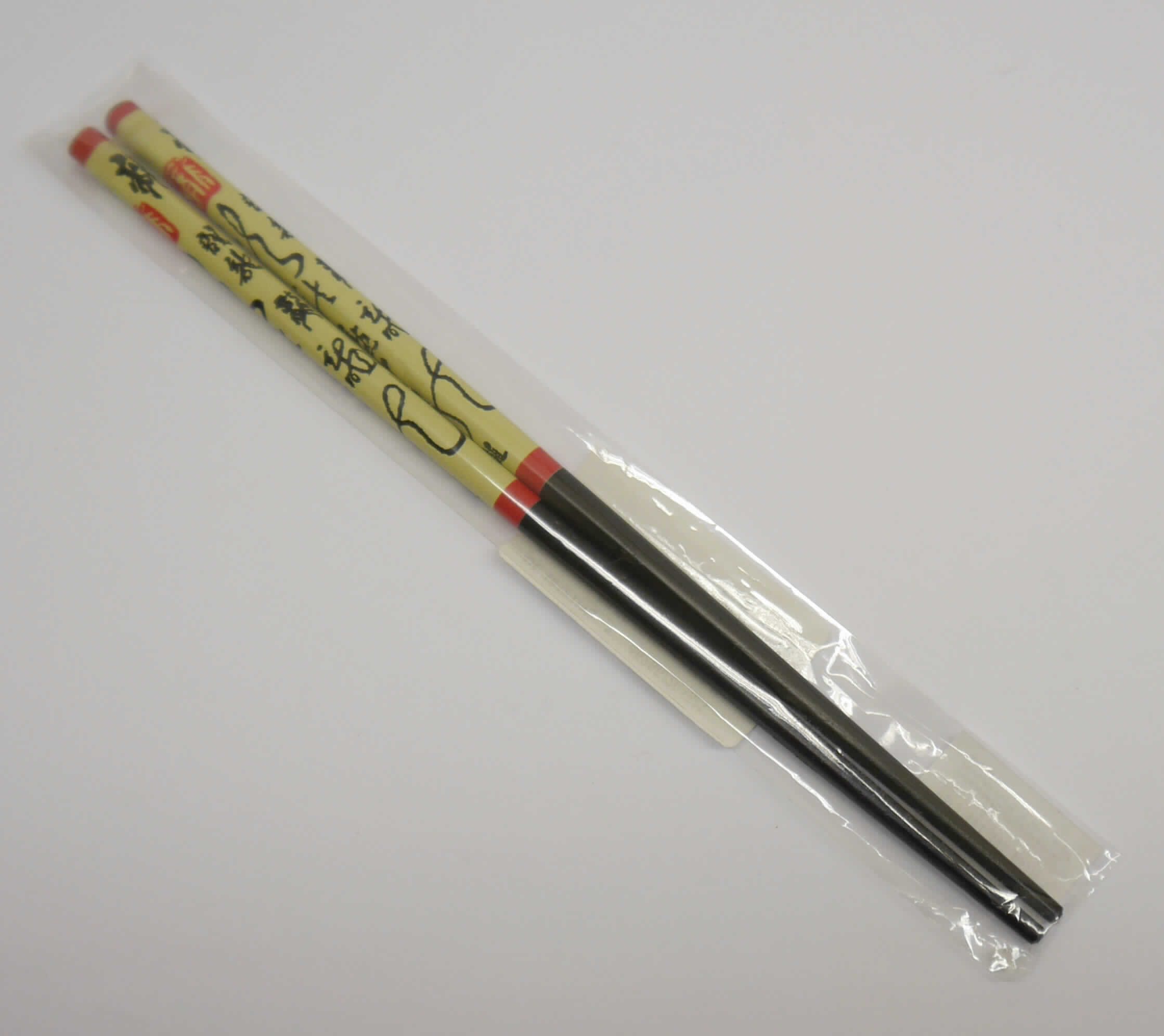 1 Paar Essstäbchen MIKADO
- ein Paar ca. 24 cm lange, sich nach unten verjüngende Essstäbchen aus Bambus
  (lt. Antragsteller), mit schwarzlackierter Spitze sowie mit Schriftzeichen versehener Halte-/Grifffläche,
- in einer Kunststofftüte aufgemacht,
- zur Verwendung bei Tisch oder in der Küche.
(Abbildung siehe Anlage)

"Holzwaren zur Verwendung bei Tisch oder in der Küche, aus Bambus, Essstäbchen"