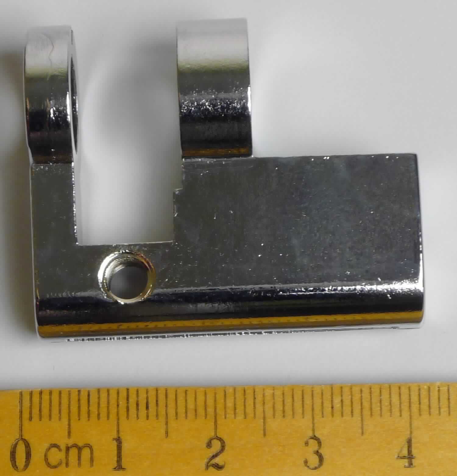 Es handelt sich um vollständig aus unedlem Metall gefertigte, etwa 40 mm lange Gehäuse, im Wesentlichen bestehend aus einem massiven, länglichen Grundkörper, der im unteren Bereich eine durchgehende Bohrung mit Innengewinde aufweist und an der Oberseite mit einer spezifischen Aussparung und zwei nahezu ringförmigen Aufsätzen versehen ist.
Die Gehäuse sind zum Einbau in Schlösser zum Schließen mit Schlüssel im Bereich des industriellen Gehäusebaus bestimmt.
- Antragstellerangaben -

Abbildung siehe Anlage.

Derartige Erzeugnisse gehören als "Teile aus unedlen Metallen von Schlössern (zum Schließen mit Schlüssel) aus unedlen Metallen" zum TARIC-Code 8301 6000 90.