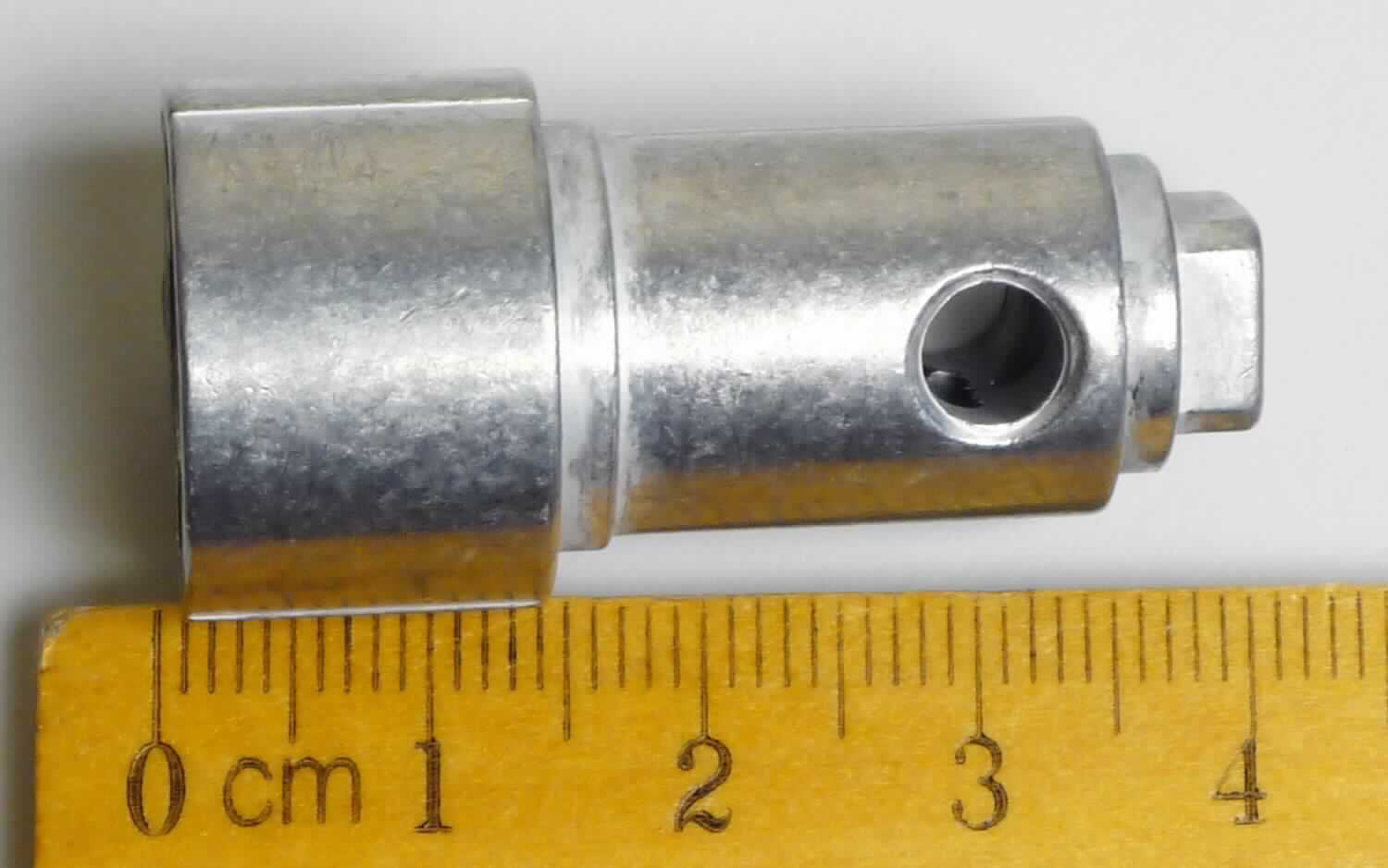 Es handelt sich um vollständig aus unedlem Metall gefertigte, längliche, zylindrische Erzeugnisse, die über die gesamte Länge mehrfach mit spezifischen Abstufungen und Aussparungen, im unteren Bereich mit einer durchgehenden Querbohrung und am unteren Ende mit einem metrischen Innengewinde (M6) ausgestattet sind.
Die Erzeugnisse werden in Schlössern (Drehriegel) zum Schließen mit Schlüssel eingebaut und dienen zur Aufnahme des Schließzylinders.
Gesamtlänge: 39,8 mm.
- Antragstellerangaben -

Abbildung siehe Anlage.

Derartige Erzeugnisse gehören als "Teile aus unedlen Metallen von Schlössern (zum Schließen mit Schlüssel) aus unedlen Metallen" zum TARIC-Code 8301 6000 90.