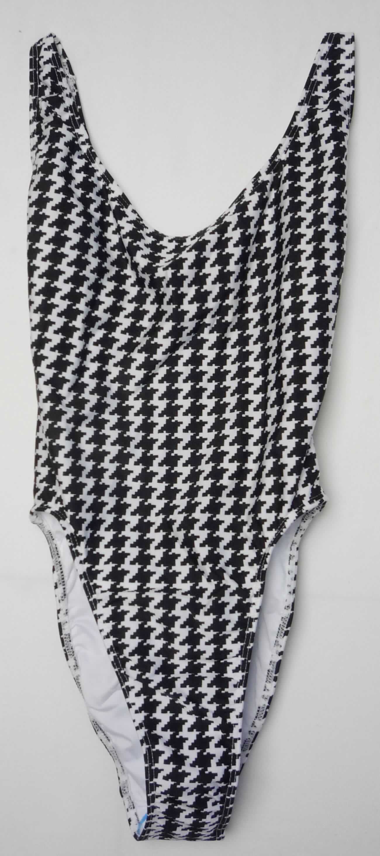 Einteiliger Badeanzug, sog. Badebekleidung für Frauen, Art. RNT68PN, Größe XS, Foto siehe Anlage,
- aus ca. 0,6 mm dicken, buntbedruckten Gewirken aus laut Antrag 80 % Nylon und 20 % Elasthan (beides 
  synthetische Chemiefasern); ohne Kautschukfäden, die Elastizität ergibt sich durch die Verwendung von 
  Elastomergarnen,
- durchgehend gefüttert,
- mit schmalen, elastischen Schulterträgern, die im Rückenbereich als "Spaghetti-Träger" gearbeitet sind,
- mit hohen Beinausschnitten; an den Rändern mit eingenähten, elastischen Bändern ausgestattet,
- aufgrund des Schnitts und der Ausstattung als Frauenkleidung erkennbar,
- das Kleidungsstück lässt nach Schnitt, Material und Ausstattung erkennen, dass es dazu bestimmt ist, als
  Badekleidung getragen zu werden.

"Badeanzug, aus Gewirken, für Frauen, aus synthetischen Chemiefasern, keine Kautschukfäden enthaltend"