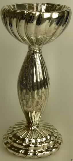 Glasware zur Innenausstattung, sog. Glaskerzenhalter, Foto siehe Anlage,
- Kerzenständer aus (laut Antrag) gewöhnlichem, handgefertigtem Glas, 
- mit einem silberfarbenem Überzug marmoriert, 
- mit einem runden Fuß, einem ca. 14 cm hohen Schaft und einer schalenförmigen,
  zum oberen Ende breiter werdenden Halterung für eine Kerze,
- - die Halterung weist einen Innendurchmesser von ca. 6,5 cm auf,
- mit einer Höhe von ca. 22 cm und einem Durchmesser (oben) von ca. 10 cm,
- keine Einreihung als nichtelektrischer Beleuchtungskörper der Position 9405, 
  da die Ware nicht einem althergebrachten Beleuchtungskörper entspricht und
  daneben keine spezielle Vorrichtung zur Aufnahme einer Kerze aufweist, 
  die dieser einen festen Halt gibt (z.B. Dorn, Klammer, Klemme, Steckhülse) und
  der Innendurchmesser der Halterung das passgenaue Einsetzen eines Teelichts
  nicht ermöglicht.

"Glasware zur Innenausstattung, aus gewöhnlichem Glas, handgefertigt"