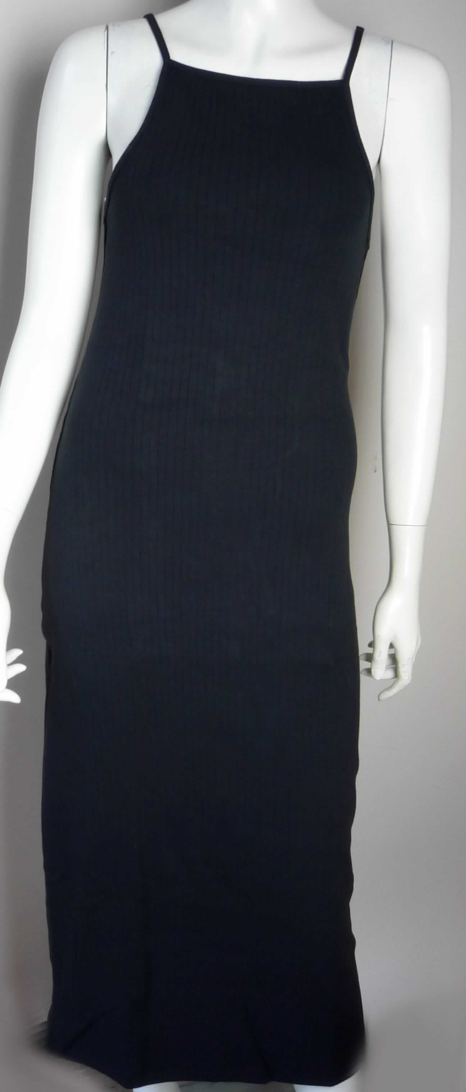 Kleid, Art. RSAVR300, Größe L, Foto siehe Anlage,
- aus ca. 1 mm dicken, einfarbigen Gewirken aus lt. Antrag 95 % Baumwolle und 5 % Elasthan (synthetische
  Chemiefasern), 
- bis über die Knie reichend (Rückenlänge: ca. 120 cm),
- mit schmalen Schulterträgern (sog. Spaghettiträgern), die in der Verlängerung die Randeinfassung des 
  oberen Randes bilden,
- ohne Öffnung und ohne Verschluss,
- am unteren Rand durch Umschlagen und Festnähen gesäumt,
- kann aufgrund der Länge ohne ein weiteres, den Unterkörper bedeckendes Kleidungsstück getragen werden.

"Kleid, aus Gewirken, für Frauen, aus Baumwolle"