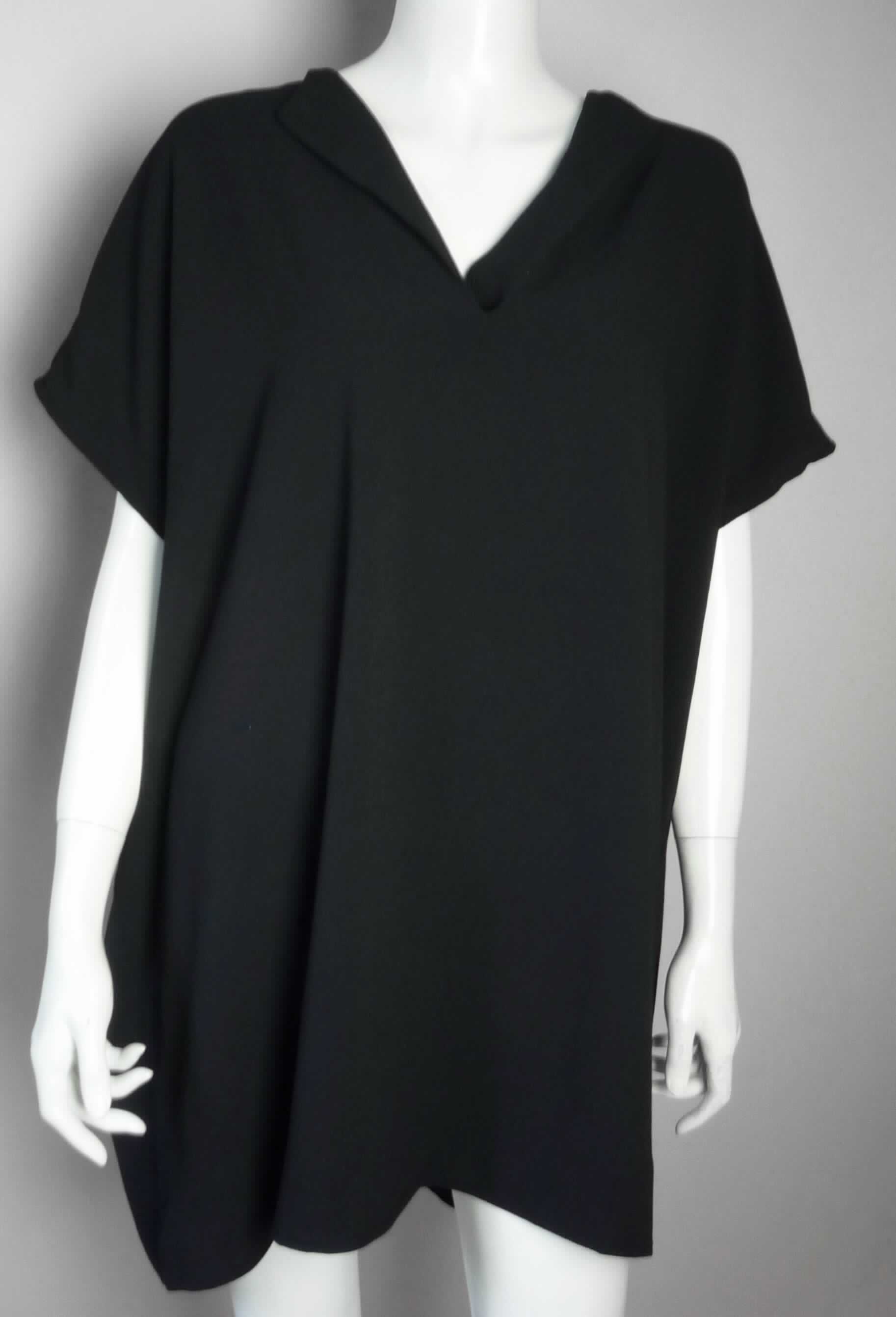 Kleid, sog. Minikleid, Art. RSACRP302, Größe XS/S, Foto siehe Anlage,
- aus ca. 0,6 mm dicken, einfarbigen Geweben aus laut Antrag 95 % Polyester und 5 % Elasthan (beides 
  synthetische Chemiefasern),
- bis über den halben Oberschenkel reichend (Rückenlänge: ca. 86 cm), vorn ca. 6 cm kürzer gearbeitet,
- mit einem V-förmigen Halsausschnitt,
- mit kurzen Ärmeln, 
- am unteren Rand durch Umschlagen und Festnähen gesäumt,
- kann aufgrund der Länge ohne ein weiteres, den Unterkörper bedeckendes Kleidungsstück getragen werden.

"Kleid, aus Geweben, für Frauen, aus synthetischen Chemiefasern"