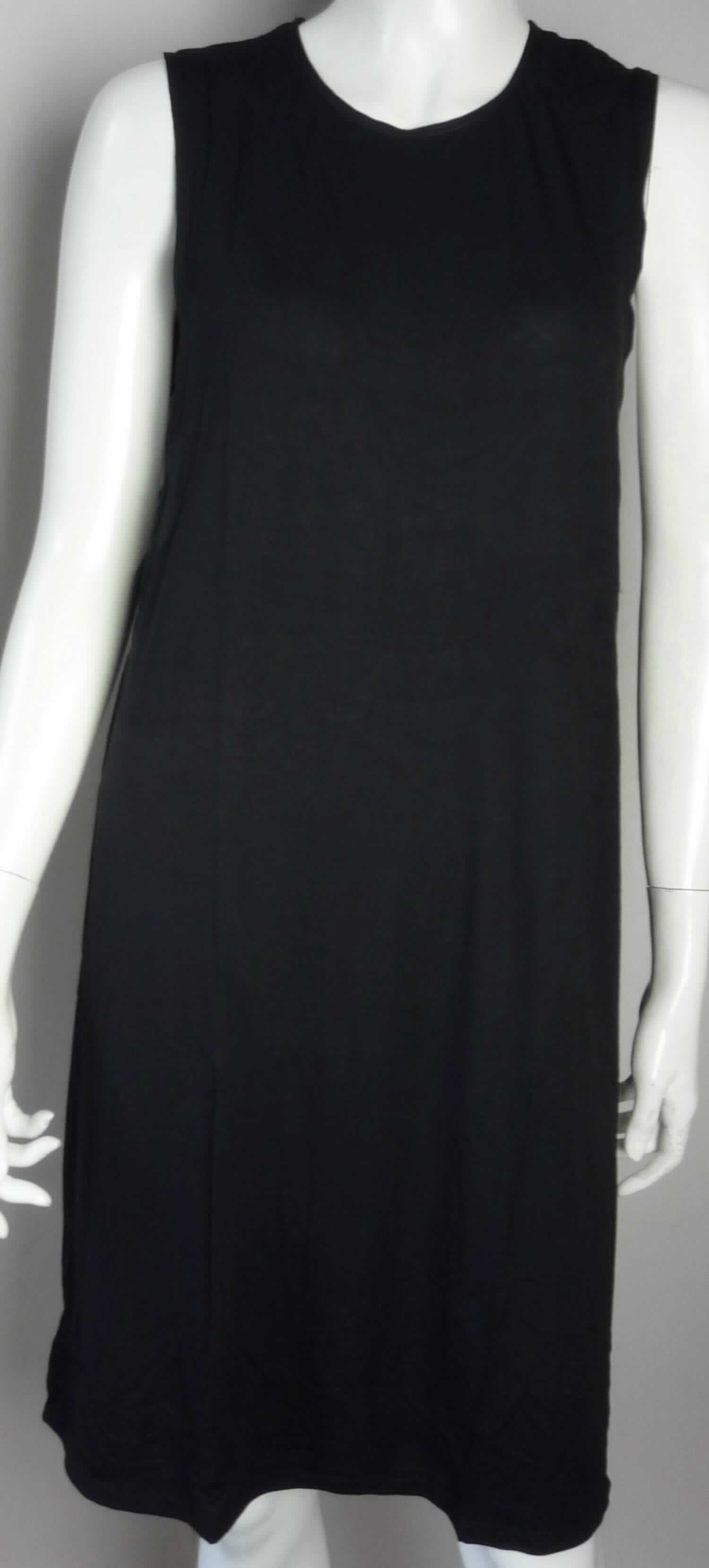 Kleid, Art. RSA03107, Größe L, Foto siehe Anlage,
- aus ca. 0,5 mm dicken, einfarbigen Gewirken aus laut Antrag 95 % Viskose (künstliche Chemiefasern) und 
  5 % Elasthan (synthetische Chemiefasern),
- über den halben Oberschenkel reichend (Rückenlänge: ca. 90 cm),
- mit einem runden Halsausschnitt,
- ärmellos, mit weiten Armausschnitten,
- ohne Öffnung und ohne Verschluss,
- am unteren Rand durch Umschlagen und Festnähen gesäumt,
- kann aufgrund der Länge ohne ein weiteres, den Unterkörper bedeckendes Kleidungsstück getragen werden.

"Kleid, aus Gewirken, für Frauen, aus künstlichen Chemiefasern"