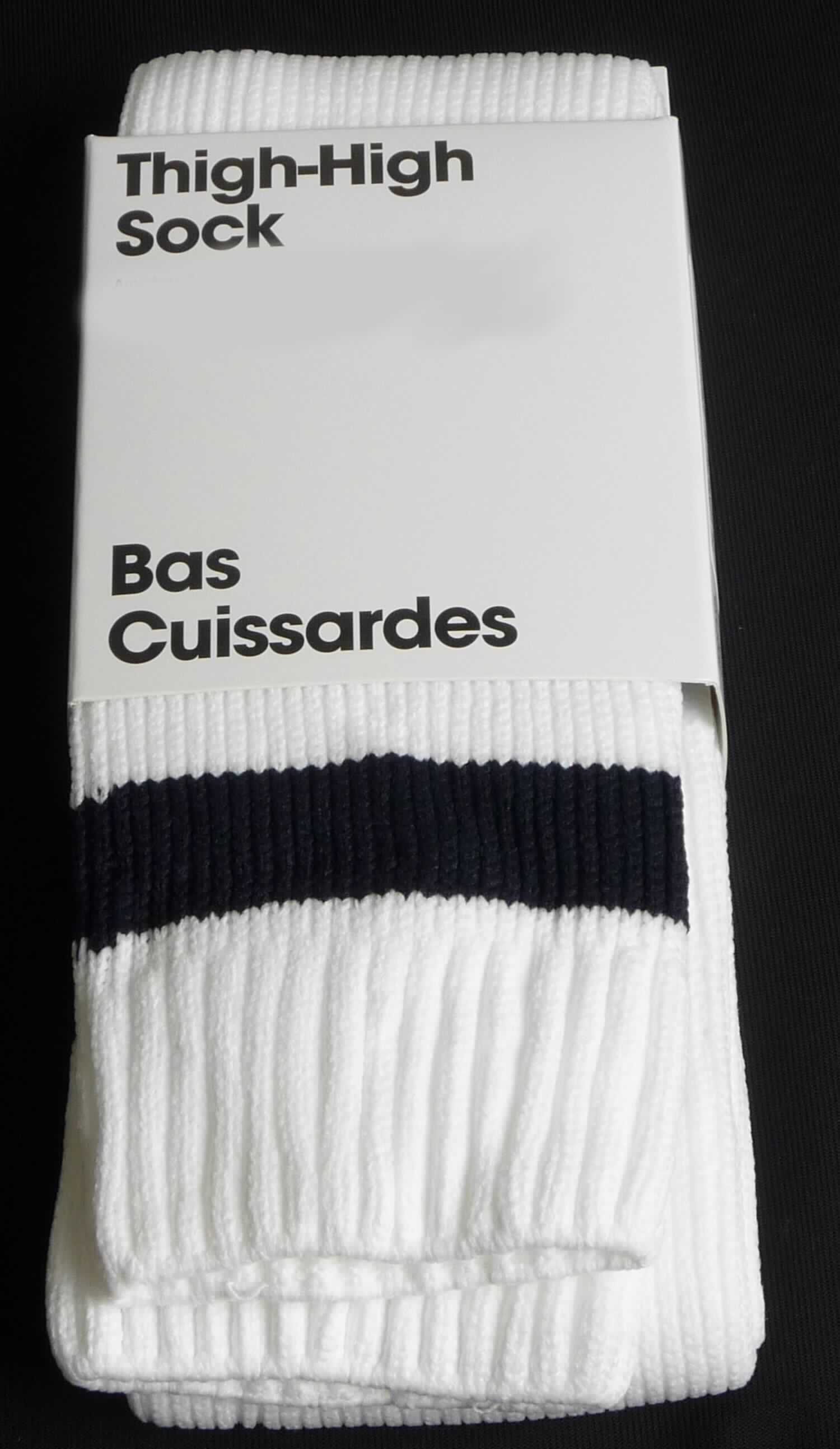 Kniestrümpfe, sog. Socken, Art. RSASKTH, in Erwachsenengröße, Foto siehe Anlage,
- paarweise auf eine bedruckte Pappkarte aufgebracht,
- aus bis zu 2,3 mm dicken, buntgewirkten Gewirken aus laut Antrag 80 % Baumwolle, 15 % Nylon und 
  5 % Elasthan (beides synthetische Chemiefasern); mit einem Titer der einfachen Garne von augenscheinlich 
  mehr als 67 dtex, 
- schlauchförmig abgepasst gewirkt und an den Fußspitzen durch Zusammennähen konfektioniert; mit 
  ausgearbeiteter Ferse, 
- am oberen Rand mit einem elastischen Abschluss, 
- die Wade bedeckend, bis leicht über das Knie reichend,
- ohne degressive Kompression.

"Kniestrümpfe aus Gewirken, andere als solche mit degressiver Kompression, mit einem Titer der einfachen 
 Garne von mehr als 67 dtex, aus Baumwolle"