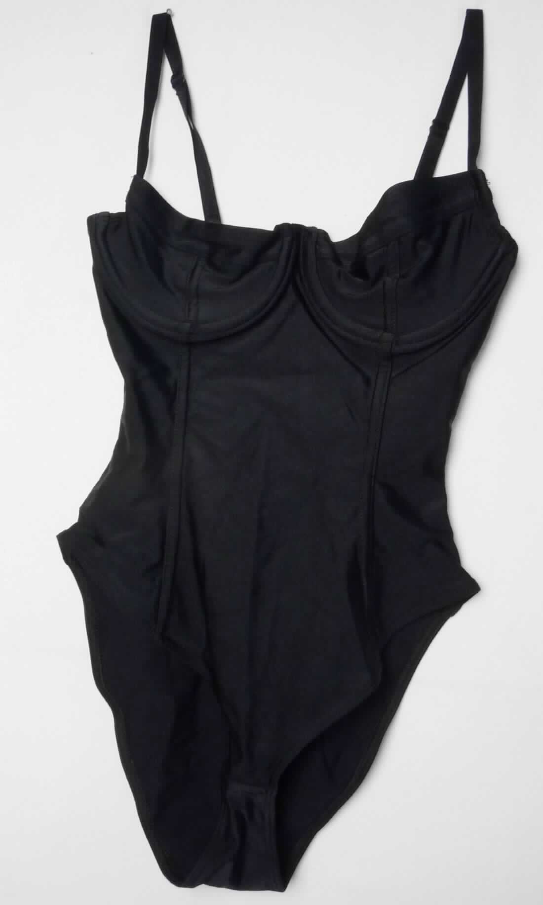 Einteiliger Badeanzug, sog. Badebekleidung für Frauen, Art. RNT75, Größe XS, Foto siehe Anlage,
- aus ca. 0,6 mm dicken, einfarbigen Gewirken aus laut Antrag 80 % Nylon und 20 % Elasthan (beides 
  synthetische Chemiefasern); ohne Kautschukfäden, die Elastizität ergibt sich durch die Verwendung von 
  Elastomergarnen,
- durchgehend gefüttert,
- mit schmalen, elastischen, längenverstellbaren Schulterträgern,
- unter den in konvexer Form ausgearbeiteten Büstenteilen mit Formbügeln versehen,
- mit hohen Beinausschnitten; an den Rändern mit eingenähten, elastischen Bändern ausgestattet,
- aufgrund des Schnitts und der Ausstattung als Frauenkleidung erkennbar,
- das Kleidungsstück lässt nach Schnitt, Material und Ausstattung erkennen, dass es dazu bestimmt ist, als
  Badekleidung getragen zu werden.

"Badeanzug, aus Gewirken, für Frauen, aus synthetischen Chemiefasern, keine Kautschukfäden enthaltend"