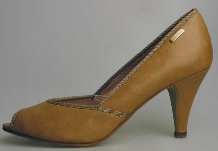 Freizeitschuhe (lt. Antrag: "Pumps für Damen", Foto siehe Anlage)
- mit Laufsohlen aus (lt. Antrag) Kunststoff,
- mit zehenfreiem Oberteil (nicht geschlossenes Blatt; nicht mit der Sohle durch Zapfen zusammengesteckt) aus 
  Kunststoff (Spinnstoff mit einer mit bloßem Auge wahrnehmbaren Außenschicht aus Kunststoff),
- mit einer Randeinfassung aus Spinnstoff verstärkt,
- nicht den Knöchel bedeckend,
- ohne Metallschutz in der Vorderkappe,
- mit einer größten Höhe des Absatzes und der Sohle von mehr als 3 cm

"Schuhe mit Laufsohlen und Oberteil aus Kunststoff, andere als in Pos. 6401 und in den UPos. 6402 1210 bis
 6402 9910 genannt, mit nicht geschlossenem Blatt, mit Absatz und Sohle mit einer größten Höhe von mehr als
 3 cm"