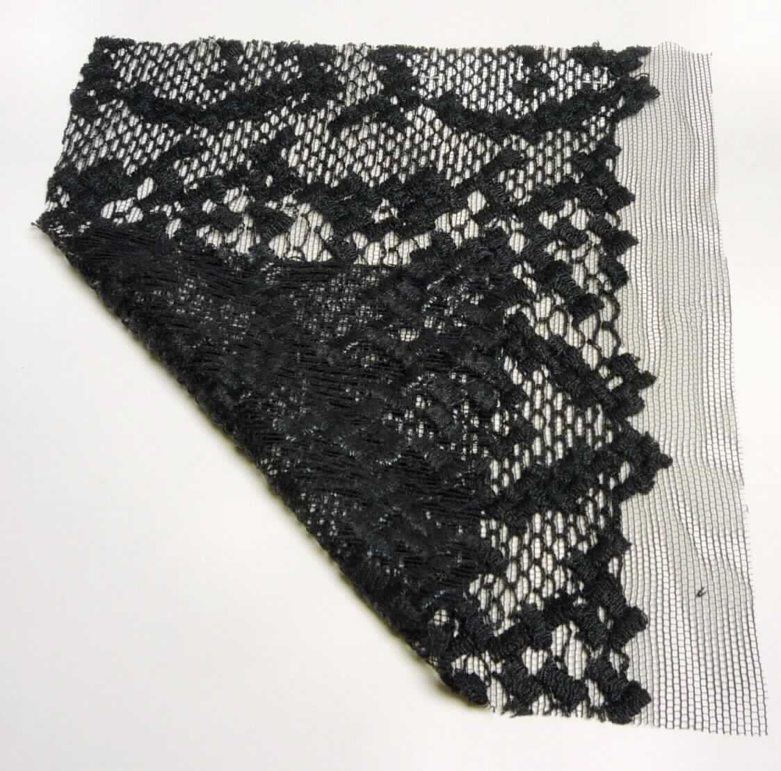 Stickerei, sog. Oberstoff zur Herstellung von Bekleidung Art.: 5382 - Saison Winter 2015, Foto siehe Anlage,
- als Meterware; mit einer Breite von laut Antrag 128 cm,
- laut Untersuchungsergebnis:
-- maschinelle Stickerei; keine Ätzstickerei oder Stickerei mit herausgeschnittenem Grund,
-- mit einem Stickgrund aus einem ca. 0,4 mm dicken, einfarbigen Gewirke, das mit Stickfäden bestickt ist, beide
   aus Chemiefasern,
- laut Antrag mit einem Wert von mehr als 17,50 Euro je kg Eigengewicht,
- stellt sich als Stickerei dar, somit keine Ware der Position 6005.

"Stickerei als Meterware, andere als in der Unterposition 5810 10 genannte, aus Chemiefasern, mit einem Wert 
 von mehr als 17,50 EUR je kg Eigengewicht, nicht handgearbeitet"