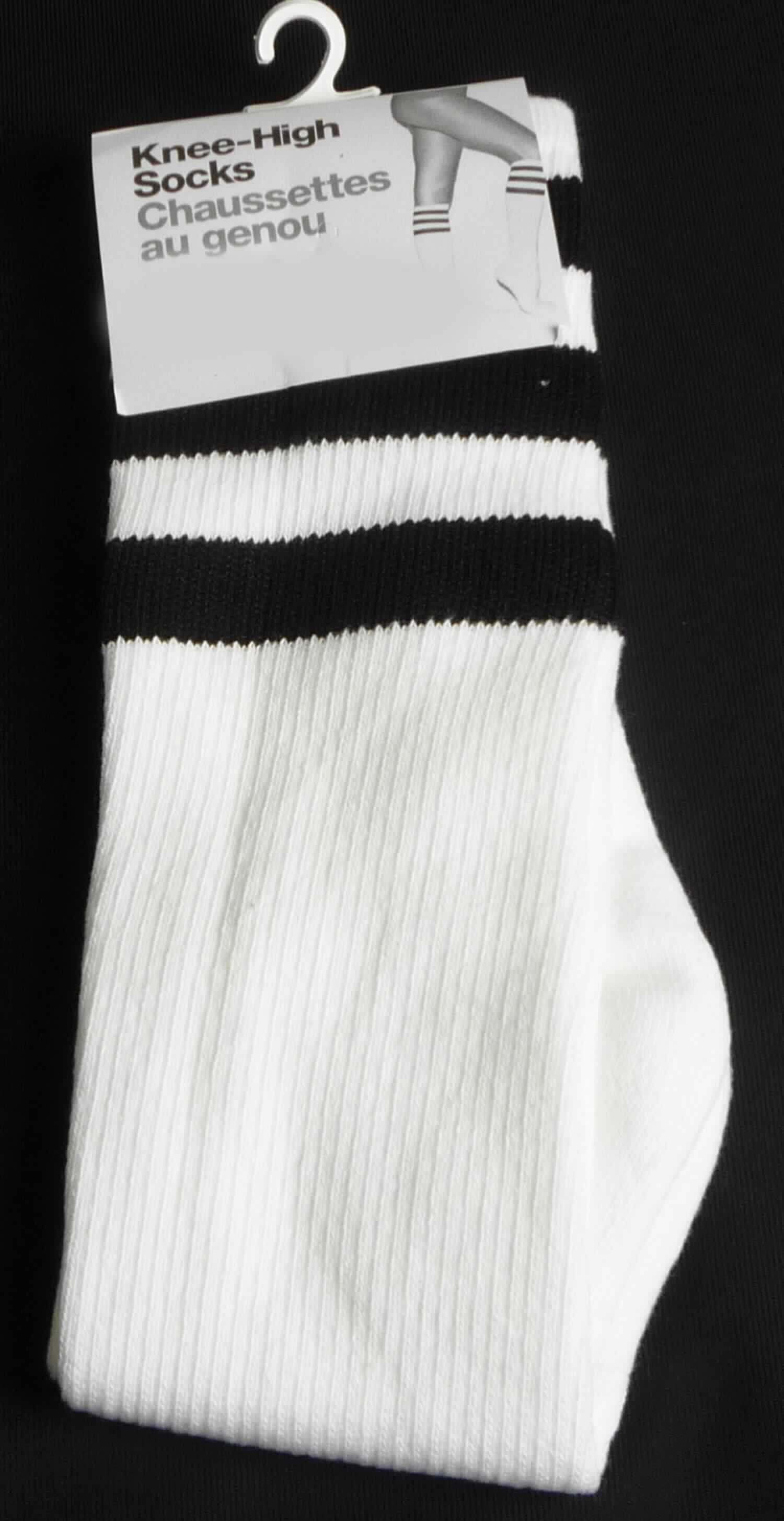 Kniestrümpfe, sog. Socken, Art. RSASKL, Größe 9-11, Foto siehe Anlage,
- paarweise auf eine bedruckte Pappkarte aufgebracht,
- aus ca. 1,7 mm dicken, buntgewirkten Gewirken aus laut Antrag 80 % Baumwolle, 15 % Nylon und 
  5 % Elasthan (beides synthetische Chemiefasern); mit einem Titer der einfachen Garne von augenscheinlich 
  mehr als 67 dtex, 
- schlauchförmig abgepasst gewirkt und an den Fußspitzen durch Zusammennähen konfektioniert; mit 
  ausgearbeiteter Ferse, 
- am oberen Rand umgeschlagen und mit einem ca. 2 cm breiten, elastischen Abschluss versehen,
- die Waden bedeckend, bis fast zum Knie reichend,
- ohne degressive Kompression.

"Kniestrümpfe aus Gewirken, andere als solche mit degressiver Kompression, mit einem Titer der einfachen 
 Garne von mehr als 67 dtex, aus Baumwolle"