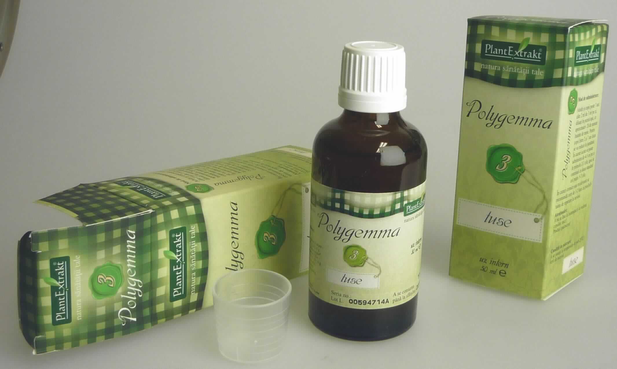 Alkoholhaltiger Pflanzenextrakt. 

Antragsangaben (als zutreffend unterstellt): Polygemma 3-Husten; gemmotherapeutisches Produkt; Zusammensetzung: Hainbuche Knospen-Extrakt, Geissblatt Sprossen-Extrakt und wolliger Schneeball Knospen-Extrakt; Alkoholgehalt: 12 %vol; Verwendungszweck: zur Linderung von Husten; Dosierungsanleitung: in der Regel 3 mal pro Tag 2 ml einnehmen.

Beschaffenheit der vorgelegten Warenprobe: hellbraune, leicht trübe Flüssigkeit; Geschmack: schwach alkoholisch, leicht süß, nach Pflanzenextrakt, unmittelbar trinkbar; Aufmachung: braune, etikettierte 50 ml-Glasflasche mit Schraubverschluss und aufgesetztem Dosierbecher, verpackt in einer mit Angaben in Rumänisch bedruckten Faltschachtel. 

Da die Ware nach den Angaben auf der Verpackung nicht zur Behandlung spezifischer Krankheiten, Leiden oder deren Symptome verwendet werden soll, kommt nach der ZAnm 1 zu Kapitel 30 eine Einreihung in die Position 3004 der KN nicht in Betracht.
Nach den Beschaffenheitsmerkmalen handelt es sich bei der Ware um eine für den menschlichen Genuss geeignete und bestimmte Flüssigkeit. Derartige Waren sind, auch wenn sie nur in geringen Mengen eingenommen werden sollen, als Getränk in das Kapitel 22 der KN einzureihen.

Anderes alkoholhaltiges Getränk, in Behältnissen mit einem Inhalt von 2 l oder weniger.