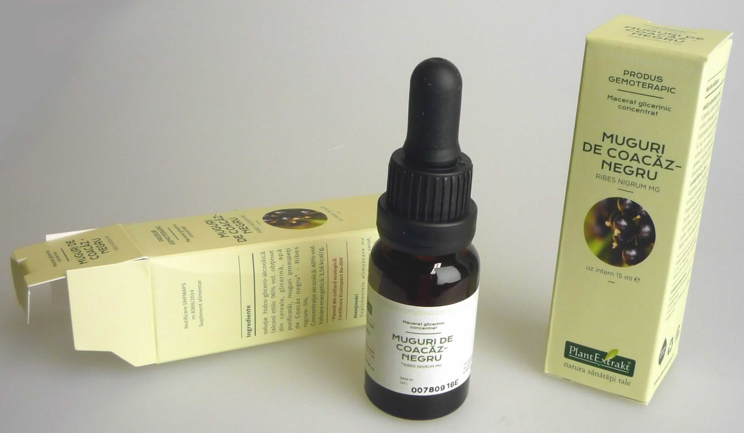 Alkoholhaltiger Pflanzenextrakt. 

Antragsangaben (als zutreffend unterstellt): Schwarze Johannisbeere Knospe - Ribes nigrum MG; gemmotherapeutisches Produkt; Zusammensetzung: Alkohol-Glycerin-Mazerat von Knospen der schwarzen Johannisbeere; Alkoholgehalt: 40 %vol; Verwendungszweck: zur Unterstützung und Stärkung des Körpers bei Allergien, unterstützt gesunde Gelenke und Atemwege; Dosierungsanleitung: in der Regel 2 mal pro Tag 6 Tropfen in wenig Wasser verdünnt einnehmen.

Beschaffenheit der vorgelegten Warenprobe: gelbbraune, klare, unmittelbar trinkbare Flüssigkeit; Geschmack: alkoholisch, leicht süß, nach Pflanzenextrakt; Aufmachung: braune, etikettierte 15 ml-Glasflasche mit Tropfpipette, verpackt in einer mit Angaben in Rumänisch bedruckten Faltschachtel. 

Da die Ware nach den Angaben auf der Verpackung nicht zur Behandlung spezifischer Krankheiten, Leiden oder deren Symptome verwendet werden soll, kommt nach der ZAnm 1 zu Kapitel 30 eine Einreihung in die Position 3004 der KN nicht in Betracht.
Nach den Beschaffenheitsmerkmalen handelt es sich bei der Ware um eine für den menschlichen Genuss geeignete und bestimmte Flüssigkeit. Derartige Waren sind, auch wenn sie nur in geringen Mengen eingenommen werden sollen, als Getränk in das Kapitel 22 der KN einzureihen.

Anderes alkoholhaltiges Getränk, in Behältnissen mit einem Inhalt von 2 l oder weniger.