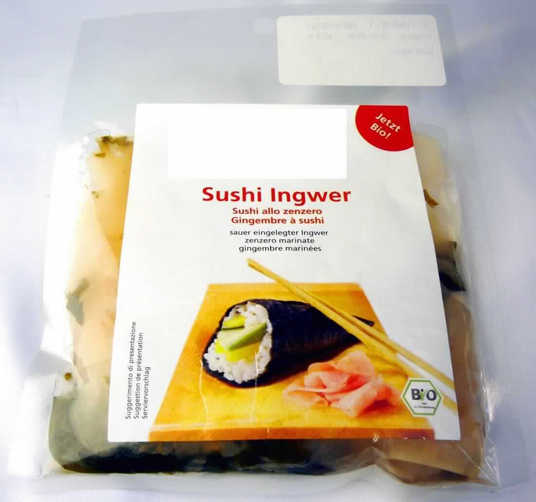 Ingwer, mit Essig zubereitet.

Antragsangaben (als zutreffend unterstellt): Sushi Ingwer; Zutaten: Ingwer (62 %), Reis-Würzsoße, Meersalz, Shisoblätter, Umeboshi-Würzsoße. Verpackung: PE-Tüte. Füllgewicht: 105 g, Abtropfgewicht: 50 g.

Beschaffenheit des vorgelegten Warenmusters: in feine, dünne Scheiben geschnittener, scharf, sauer, salzig und arteigen schmeckender Ingwer, mit grünen, blattartigen Pflanzenteilen in einer leicht roséfarbenen, essigsauer riechenden Aufgussflüssigkeit eingelegt. Aufmachung: transparentes, an den Rändern verschweißtes, etikettiertes Plastikfolientütchen. Warenaufschrift (auszugsweise): "Sushi Ingwer; schmeckt herzhaft-erfrischend und ist köstlich zu Reis, Sandwiches und Sushi; Nährwerte pro 100 g: Kohlenhydrate 1,9 g, davon Zucker < 0,2 g." Gehalt an freier flüchtiger Säure i.S. der ZAnm 1 zu Kap 20 (gemäß Angabe): mehr als 0,5 GHT. Zuckerzusatz (gemäß Angabe): nicht enthalten.
Durch die Zubereitung hat der Ingwer den Charakter einer Ware der Position 0910 der KN verloren.

Gemüse, Früchte, Nüsse und andere genießbare Pflanzenteile, mit Essig oder Essigsäure zubereitet oder haltbar gemacht, andere als in den TARIC-Codes 2001 1000 11 bis 2001 9097 89 genannt, ohne Zusatz von Zucker.